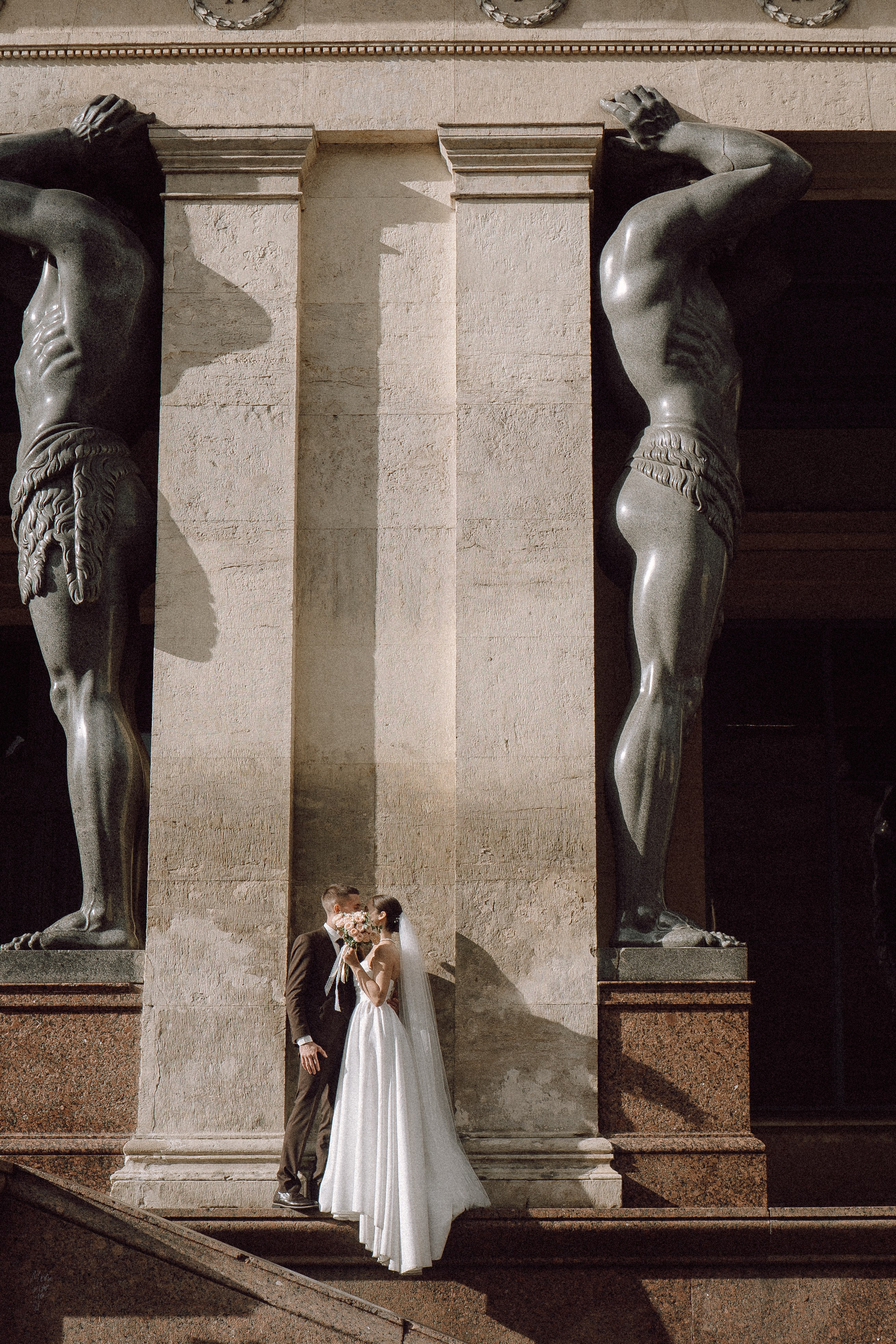 СВАДЕБНАЯ ПРОГУЛКА В САНТК-ПЕТЕРБУРГЕ (ИСАКИЕВСКИЙ СОБОР, ЗИМНЯЯ КАНАВКА, ЭРМИТАЖ И БОЛЬШАЯ МОРСКАЯ УЛИЦА). Профессиональный фотограф, Санкт-Петербург — Виктория Богомолова
