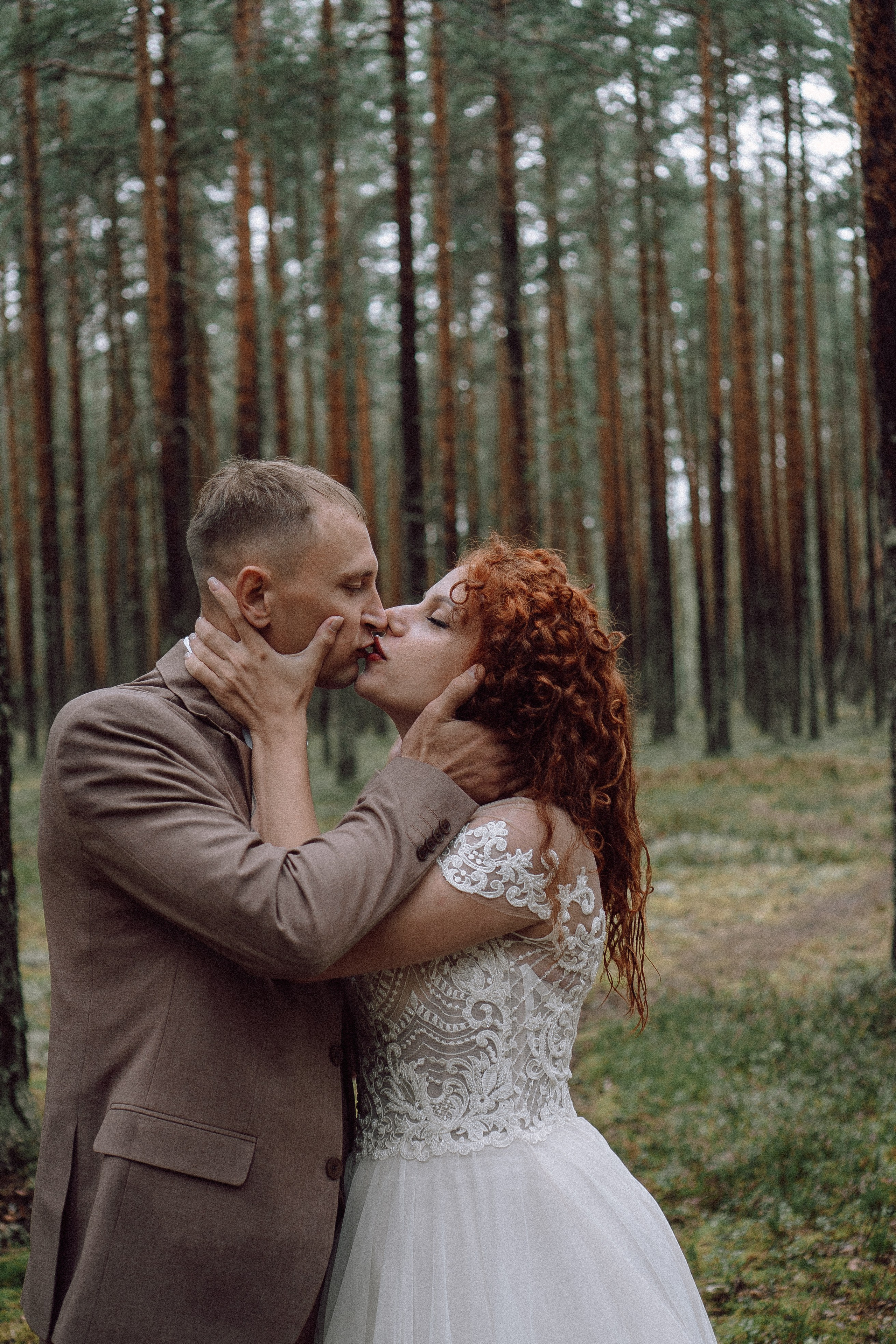 СВАДЕБНАЯ ФОТОСЕССИИЯ ПАРЫ В ГОРОДЕ ПРИОЗЕРСК В СОСНОВОМ ЛЕСУ И С ПИКАПОМ. Профессиональный фотограф, Санкт-Петербург — Виктория Богомолова