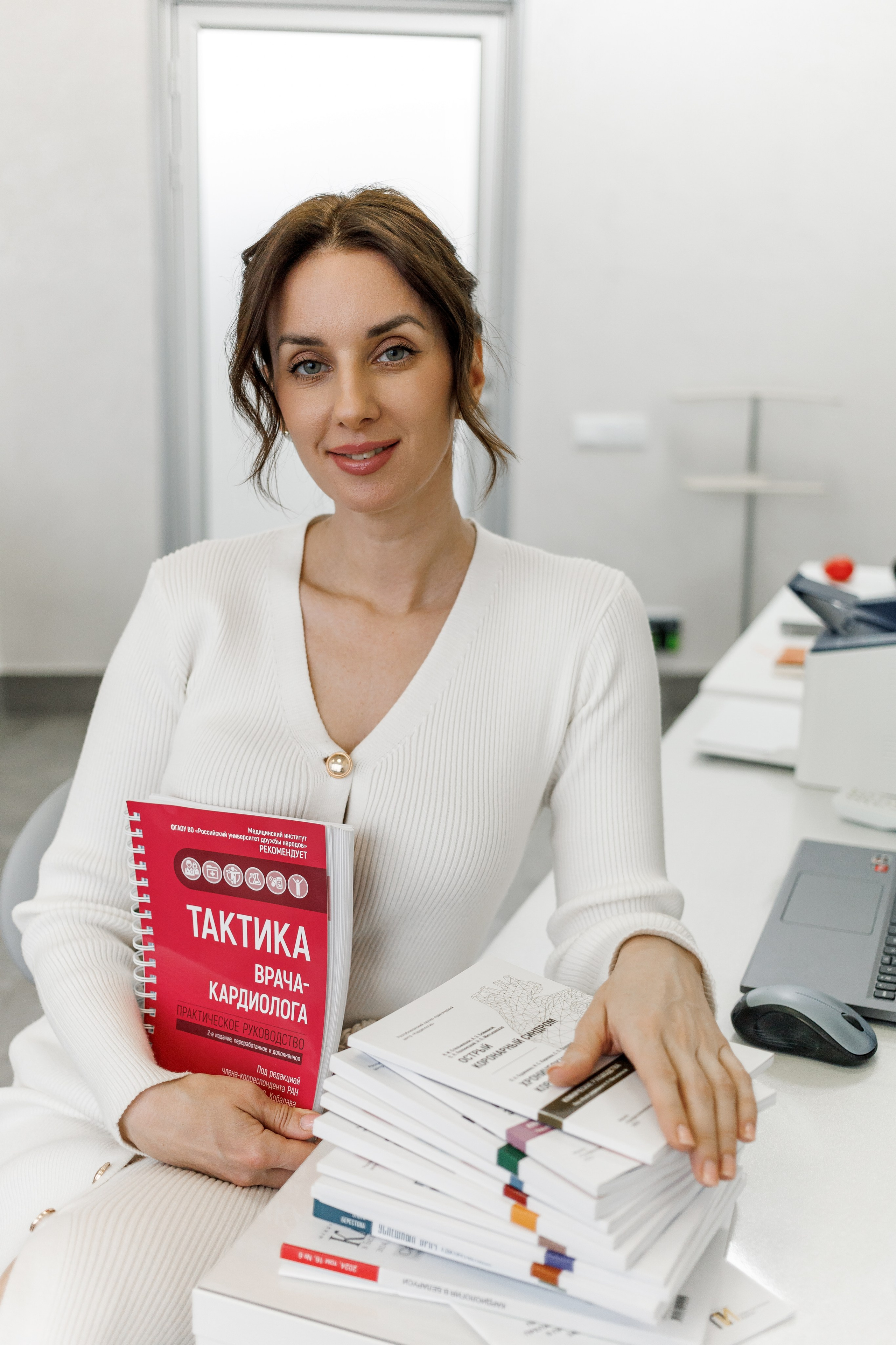 Фотосессия кардиолога в кабинете | Пример съёмки для врача | Анна Островская. КОНТЕНТ ФОТОГРАФ