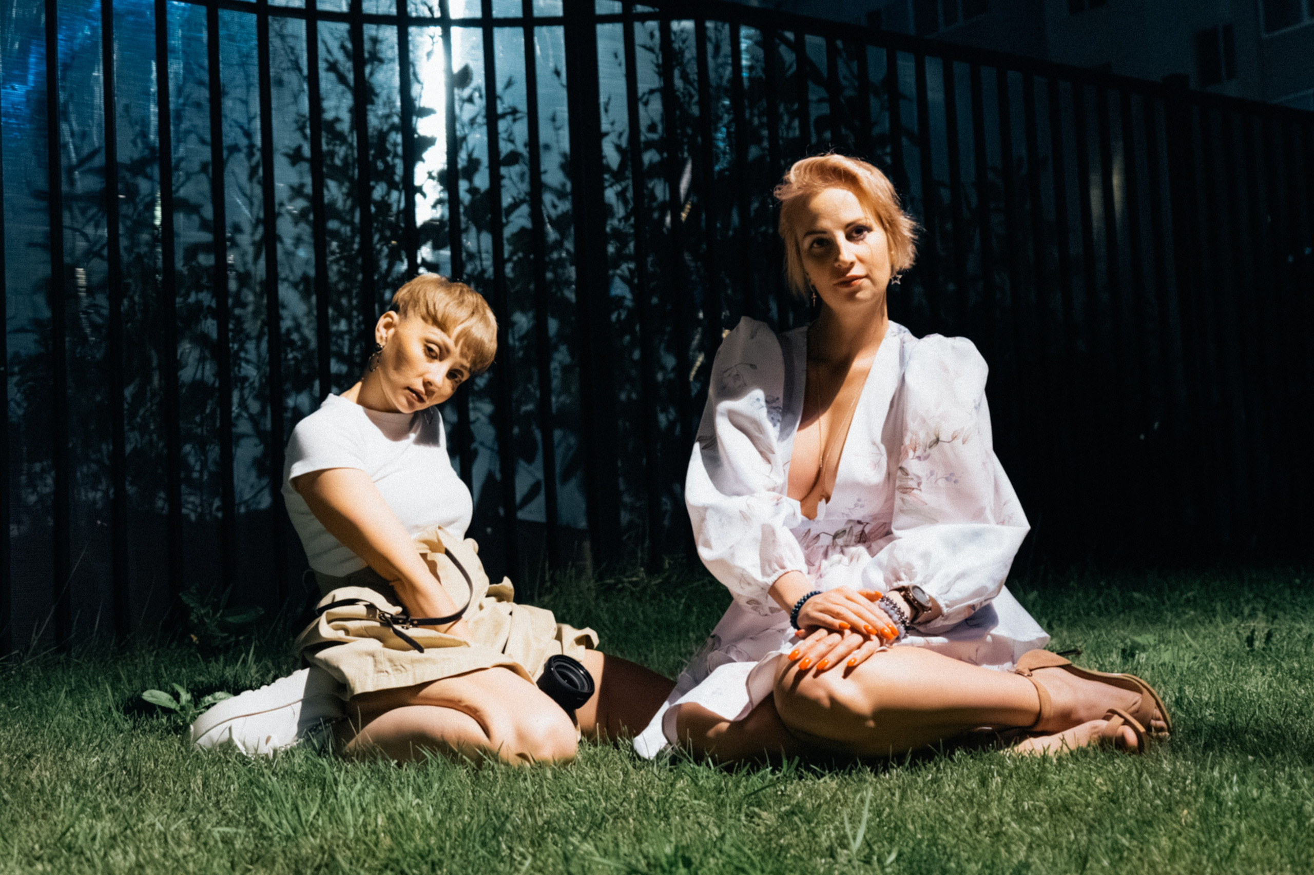 Фотография, сделанная во время профессиональной фотосессии. На ней изображена модель или группа людей в студии или на открытом воздухе. В кадре присутствуют студийное освещение и реквизит.