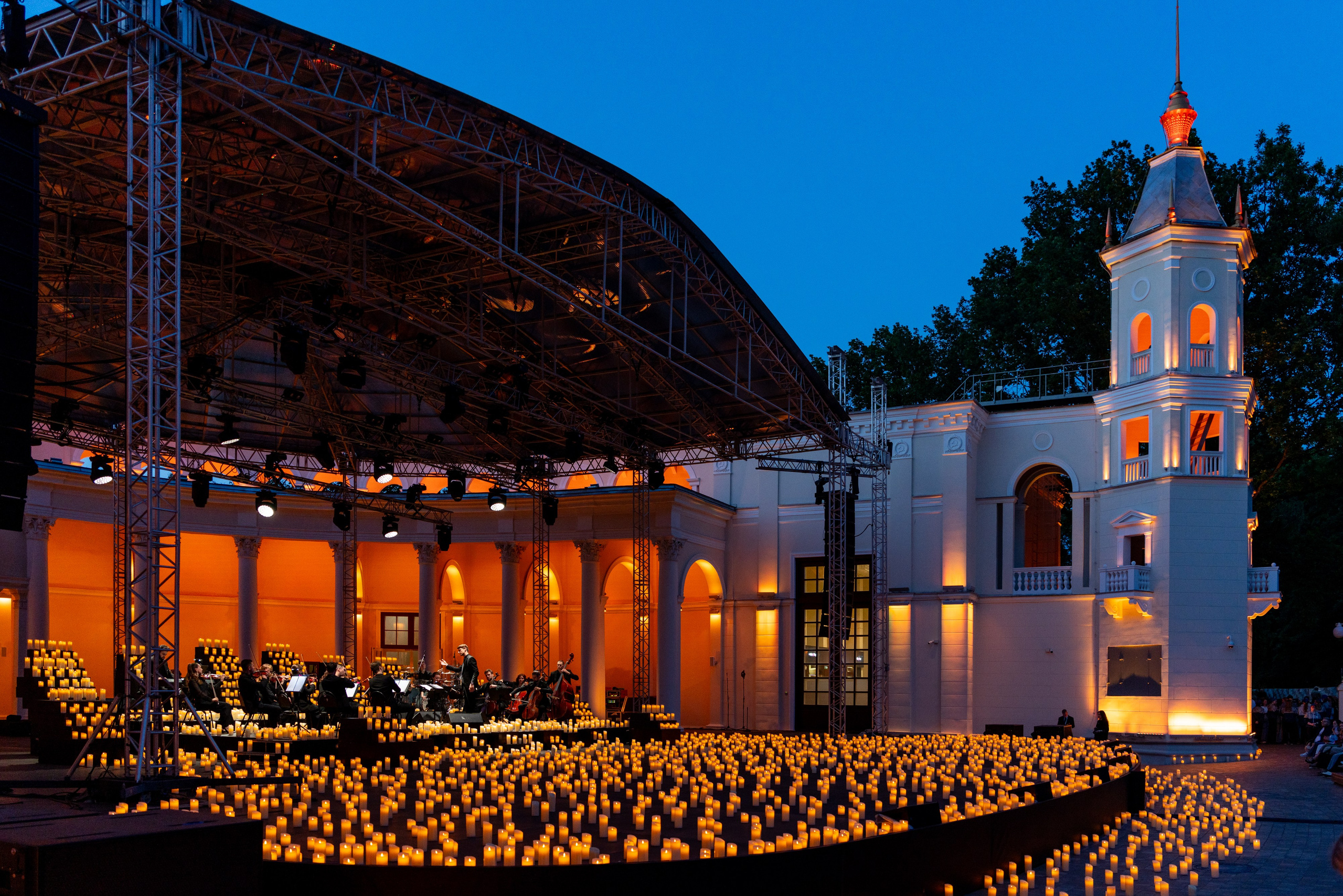 Симфонический оркестр Lumisfera при свечах. Фотограф Никита Комаров
