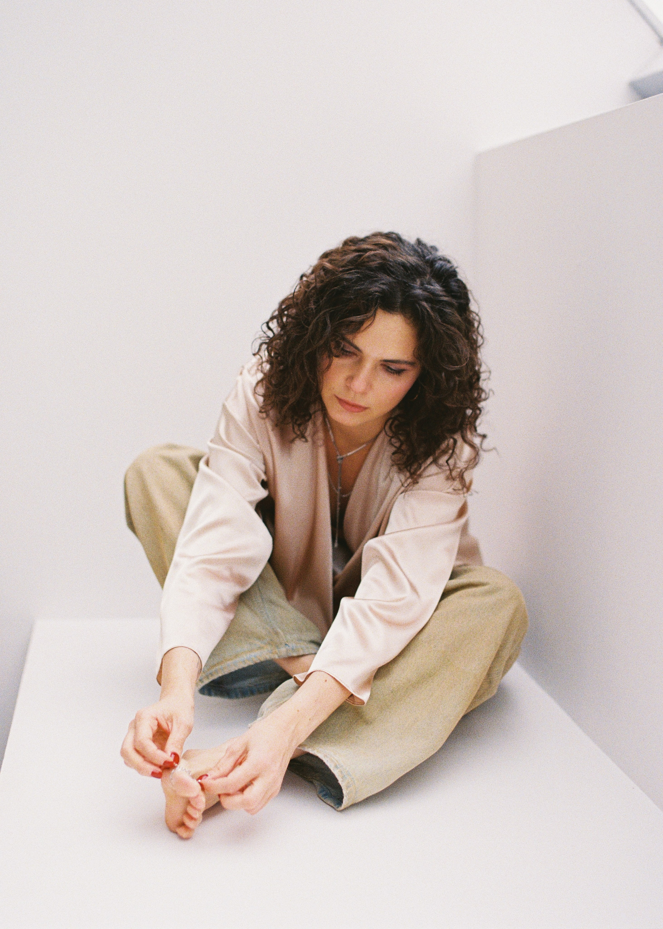 Портрет на пленку Жанна светлая рубашка сидит естественная поза фотосъемка фотограф Ксения Давыдова Санкт-Петербург