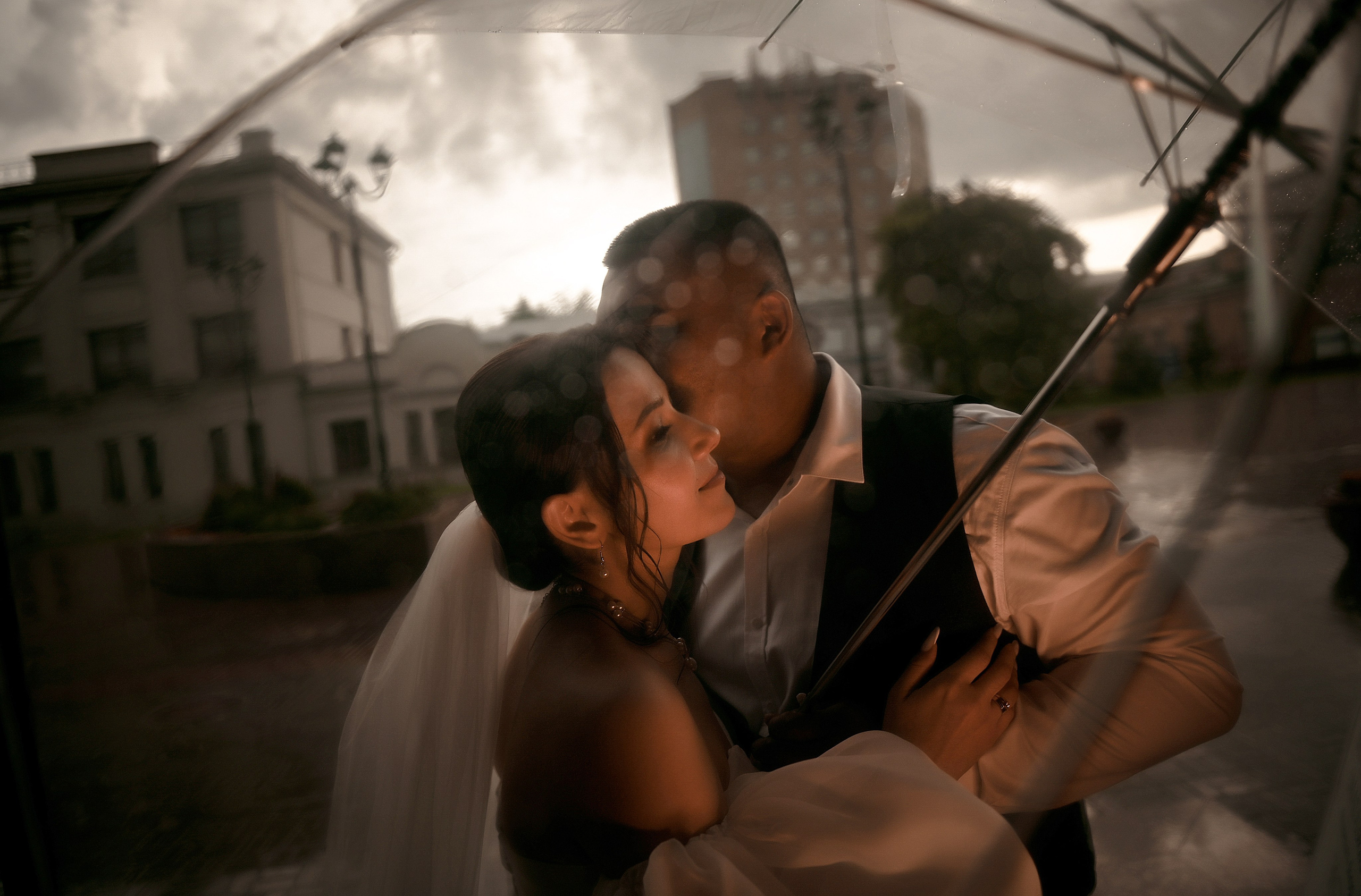 Небольшая свадебная серия в музее и прогулкой под дождем Эльмиры и Ризата. Свадебный, семейный, детский, контент фотограф в Омске Максим Ильин