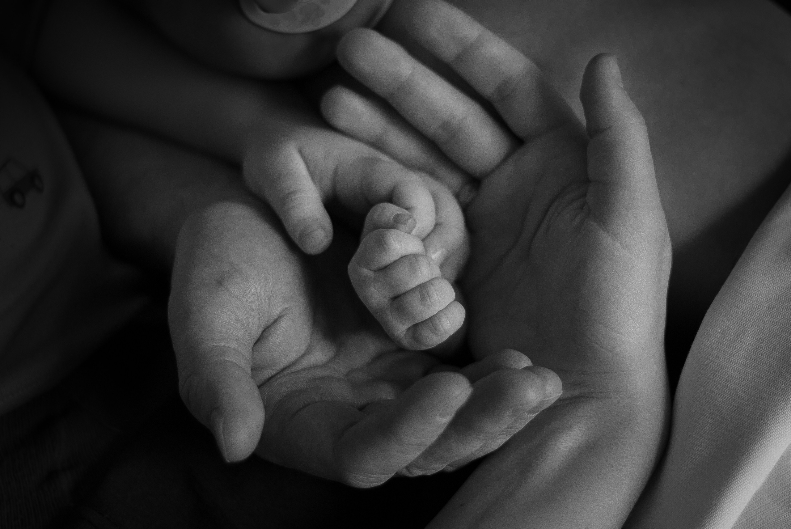 Таинственные чёрно-белые снимки новорождённых крох и кадры с руками родителей