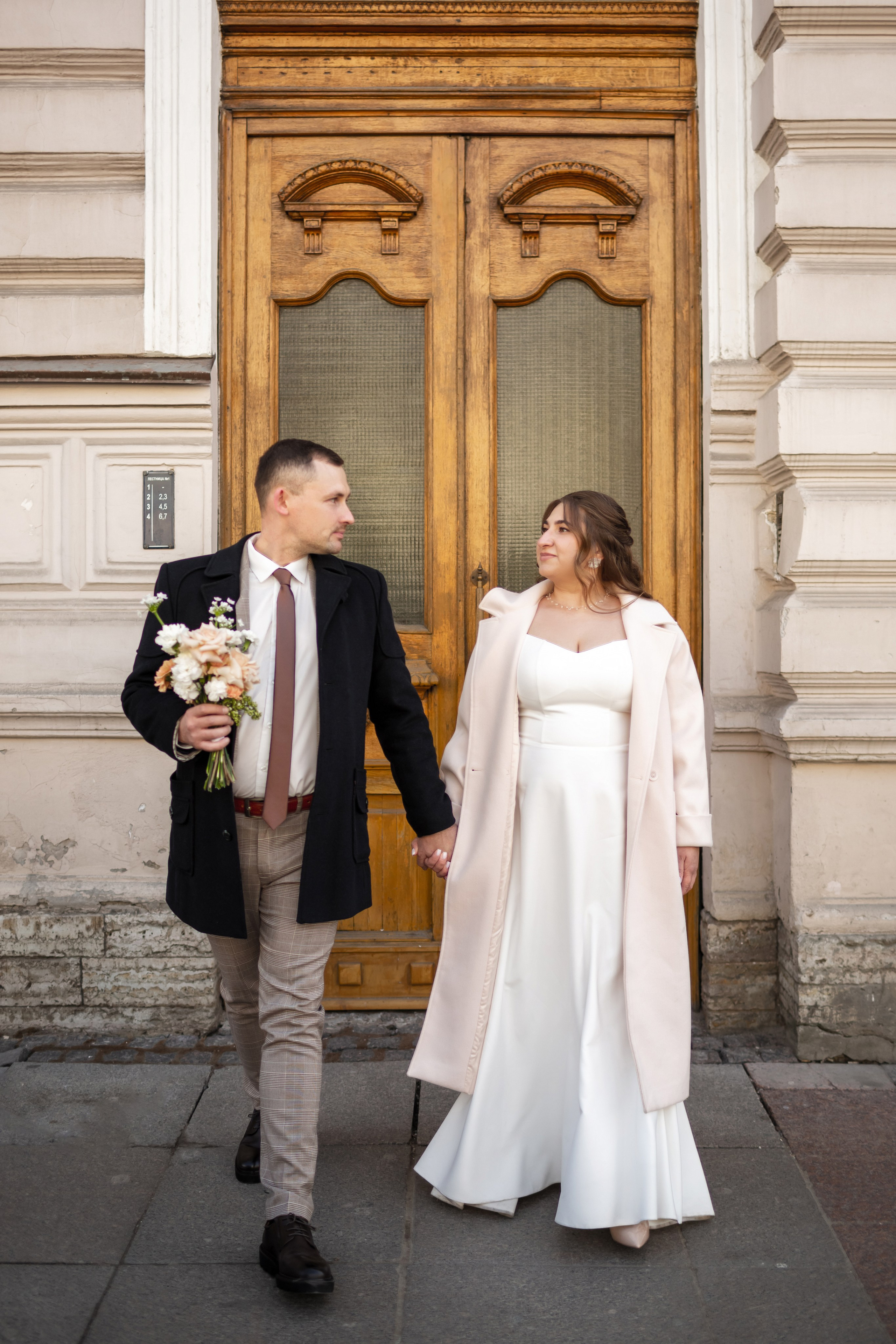 Свадебная фотография у красивой двери в Петербурге.