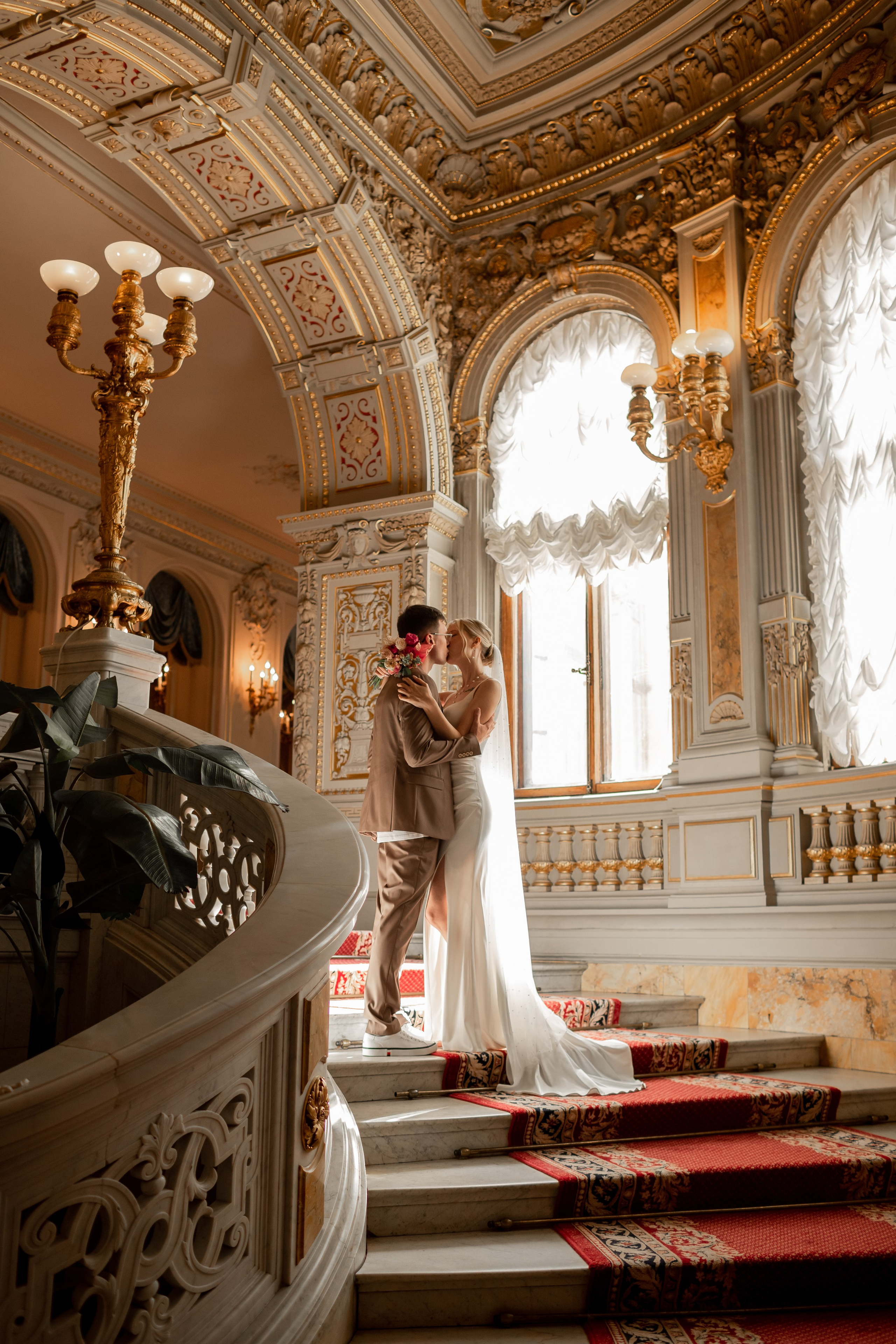 Свадебная фотосессия во дворцах Петербурга. Свадебный фотограф Кирилл Белый