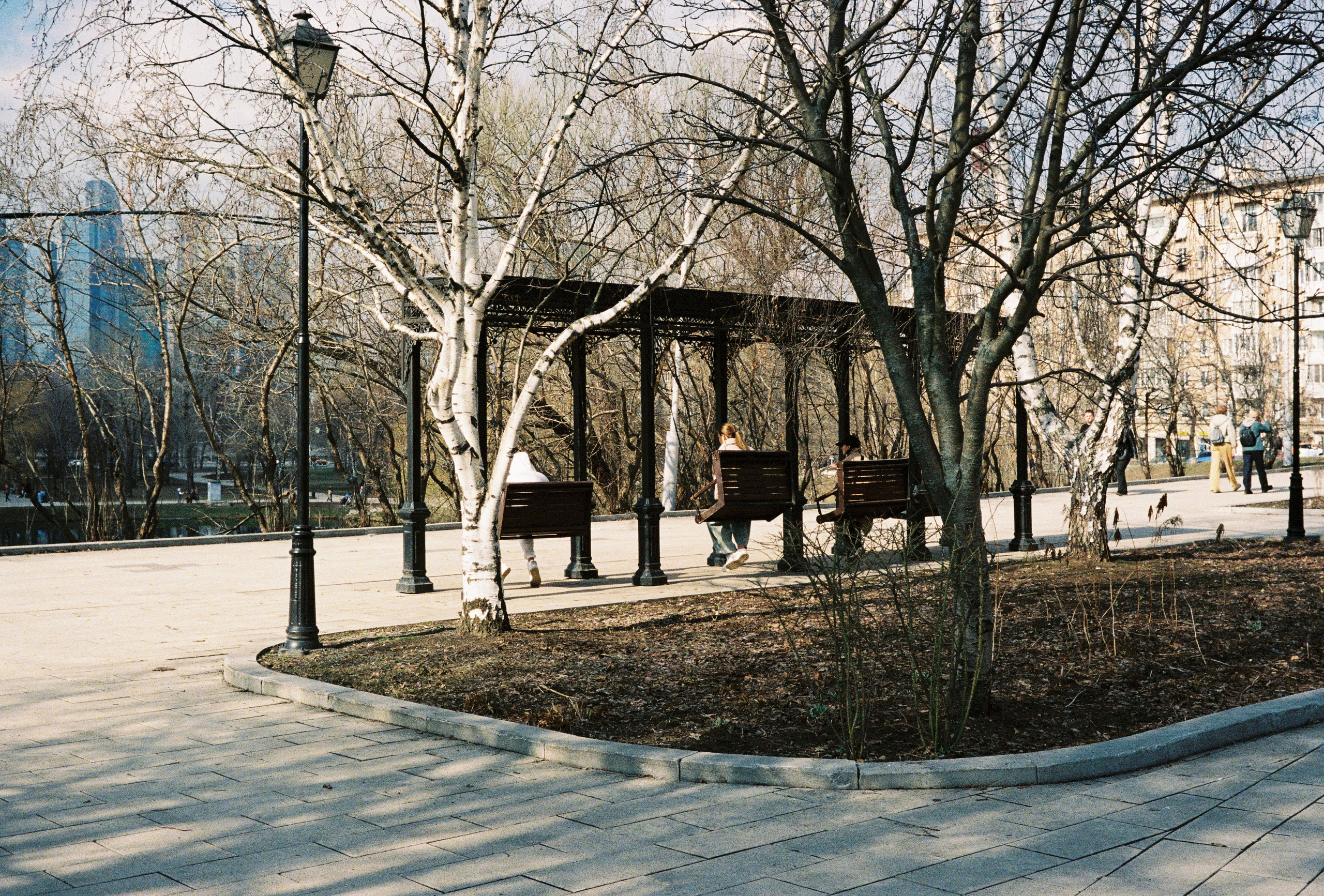 Качели в парке у Новодевичьего монастыря в Москве