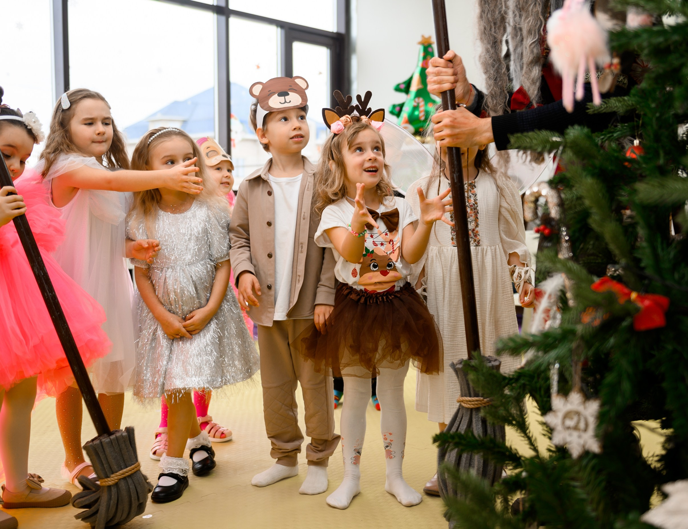 Елка 2025 в детском саду Мишка клуб. Свадебный и семейный фотограф София Невская