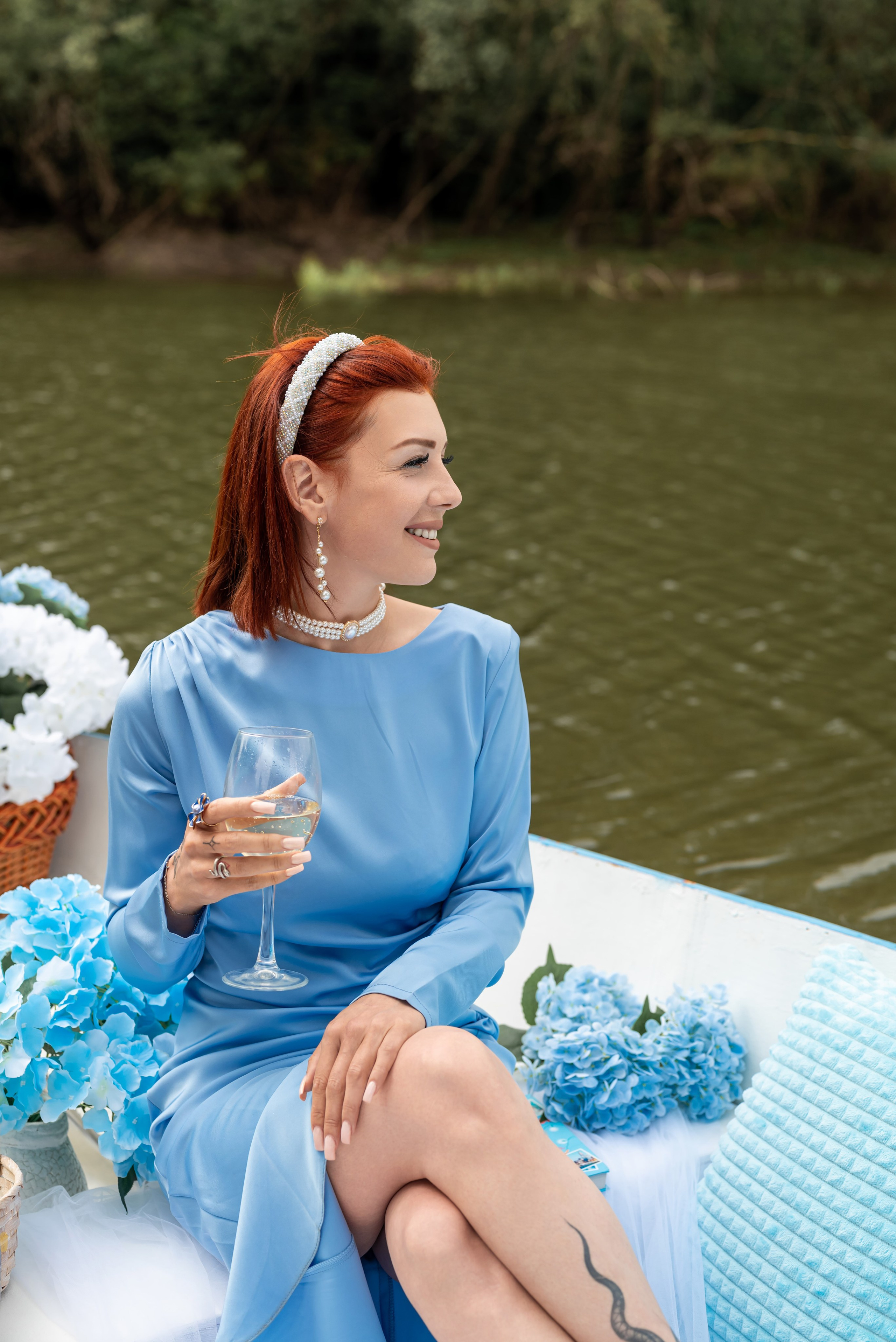 Фотопроект на лодке с голубыми гортензиями. Фотограф в городе Салават