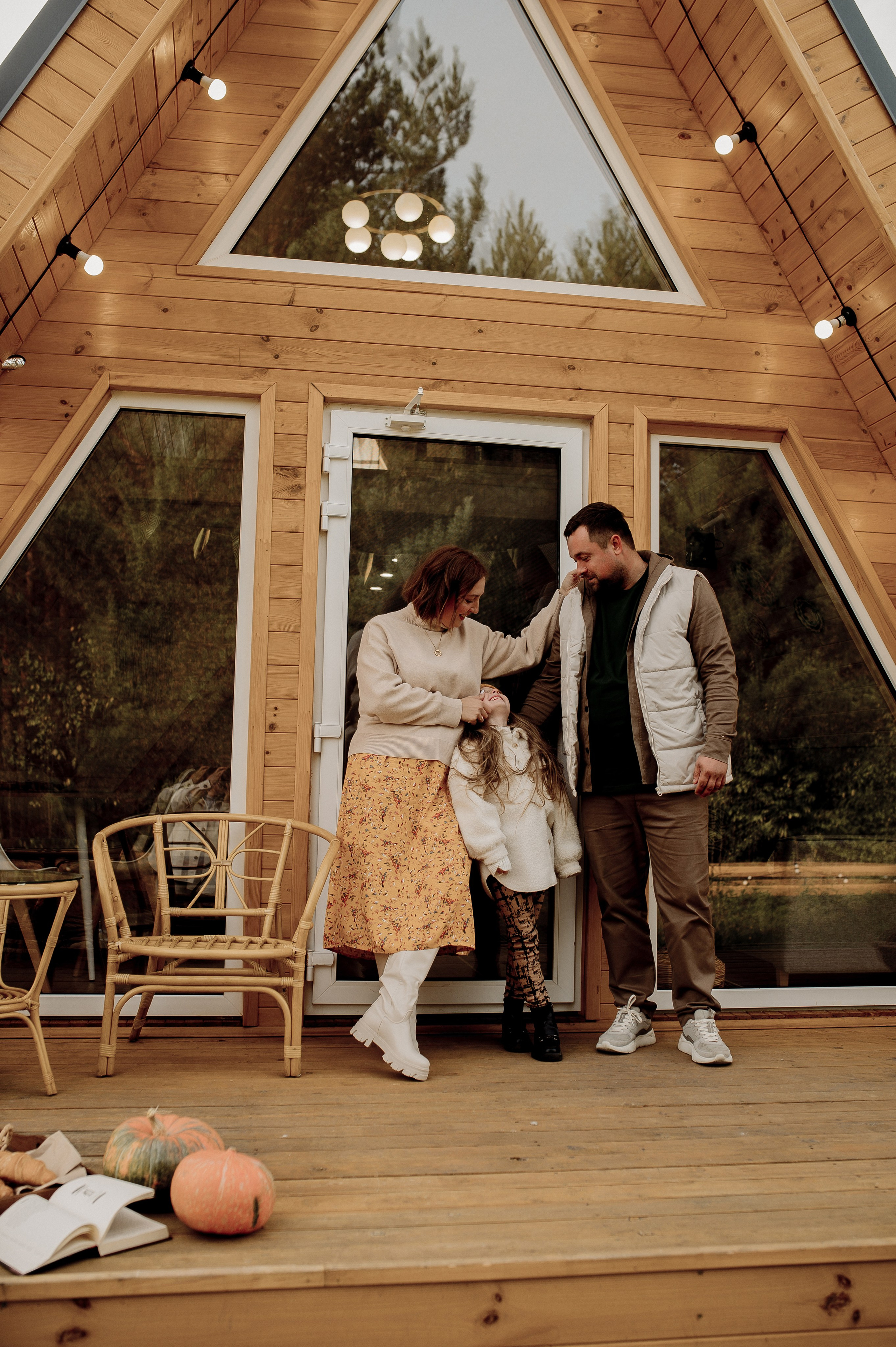 Катя, Дима, Настя и уютный домик. Фотограф Мария Стрелкова