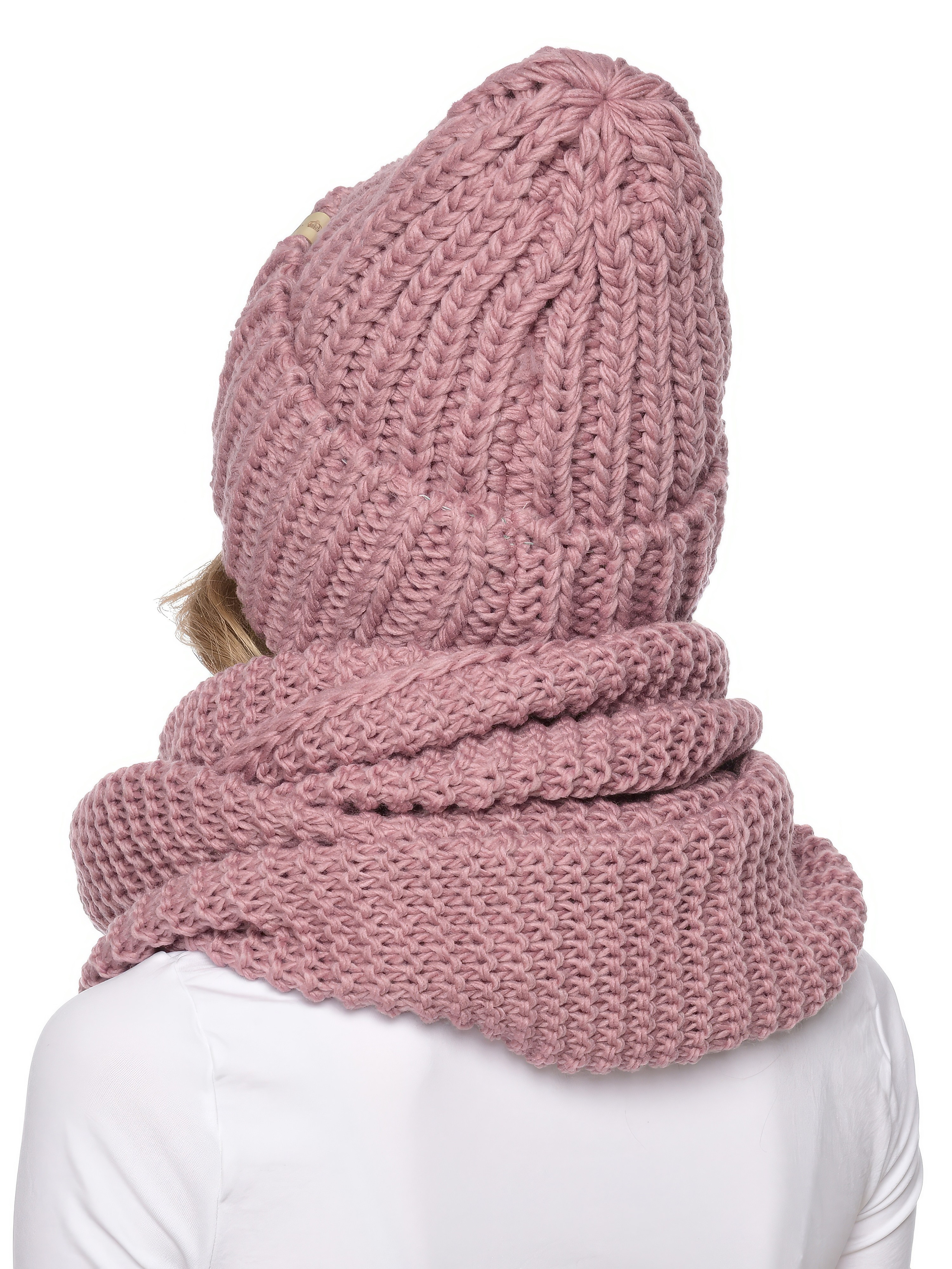 Съёмка шапки на модели