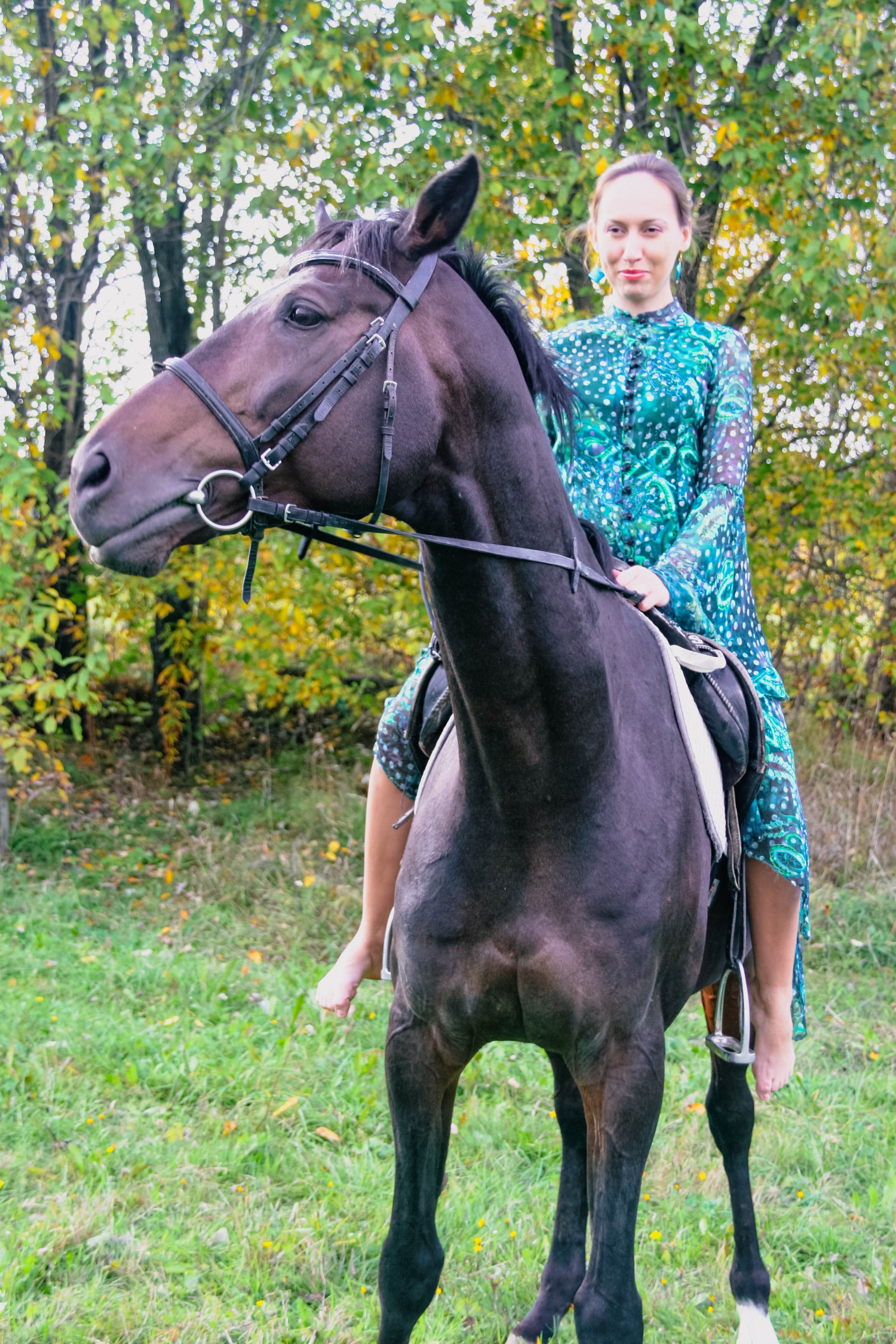Алёна и Даша на лошади. Фотограф Пермь. Фотосессия в фотостудии Перми и на свежем воздухе