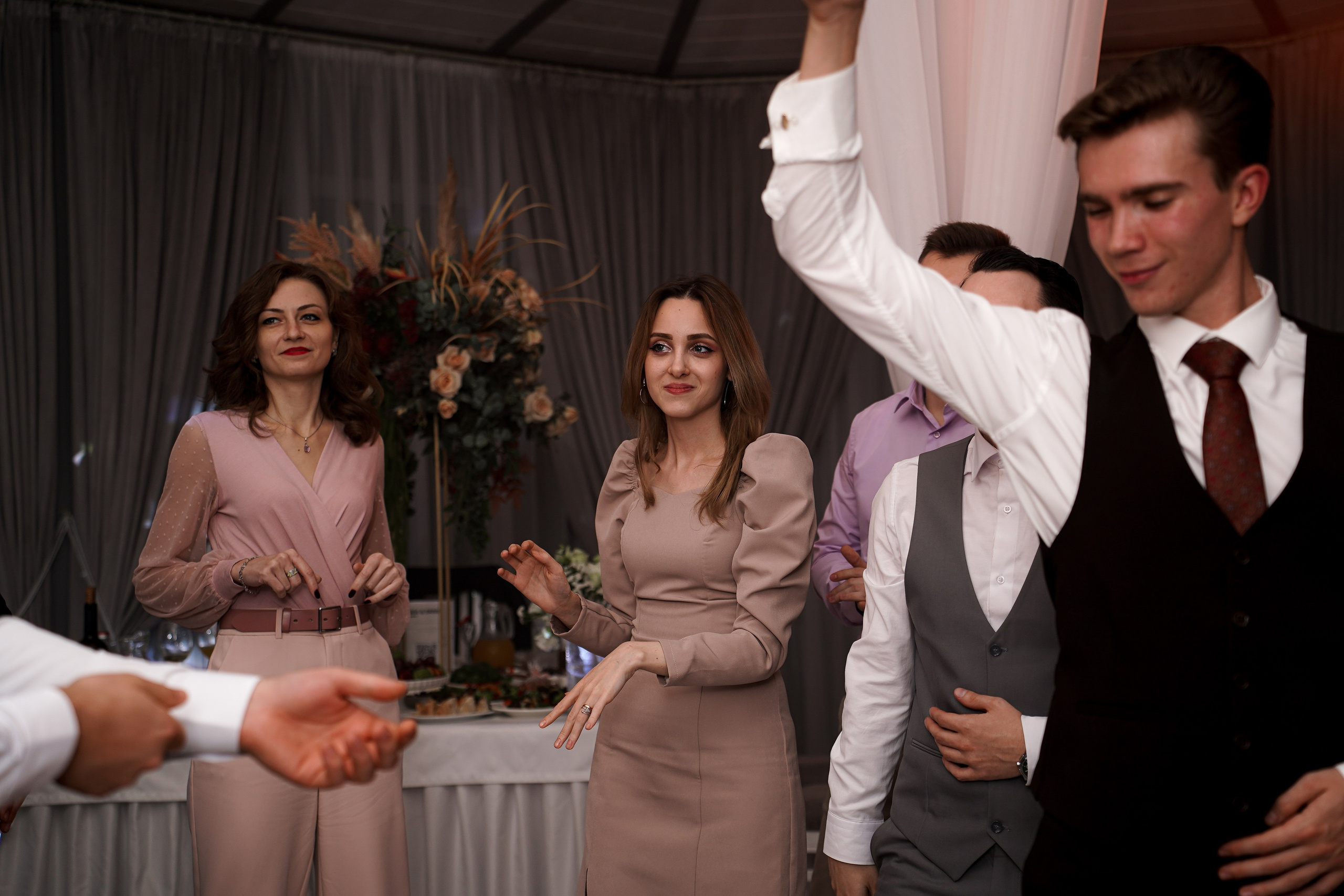 Свадебный банкет в беседке. Свадебный фотограф в Ростове-на-Дону. Таинство Крещения и Венчания, семейные фотосессии. Алёна Чёботова