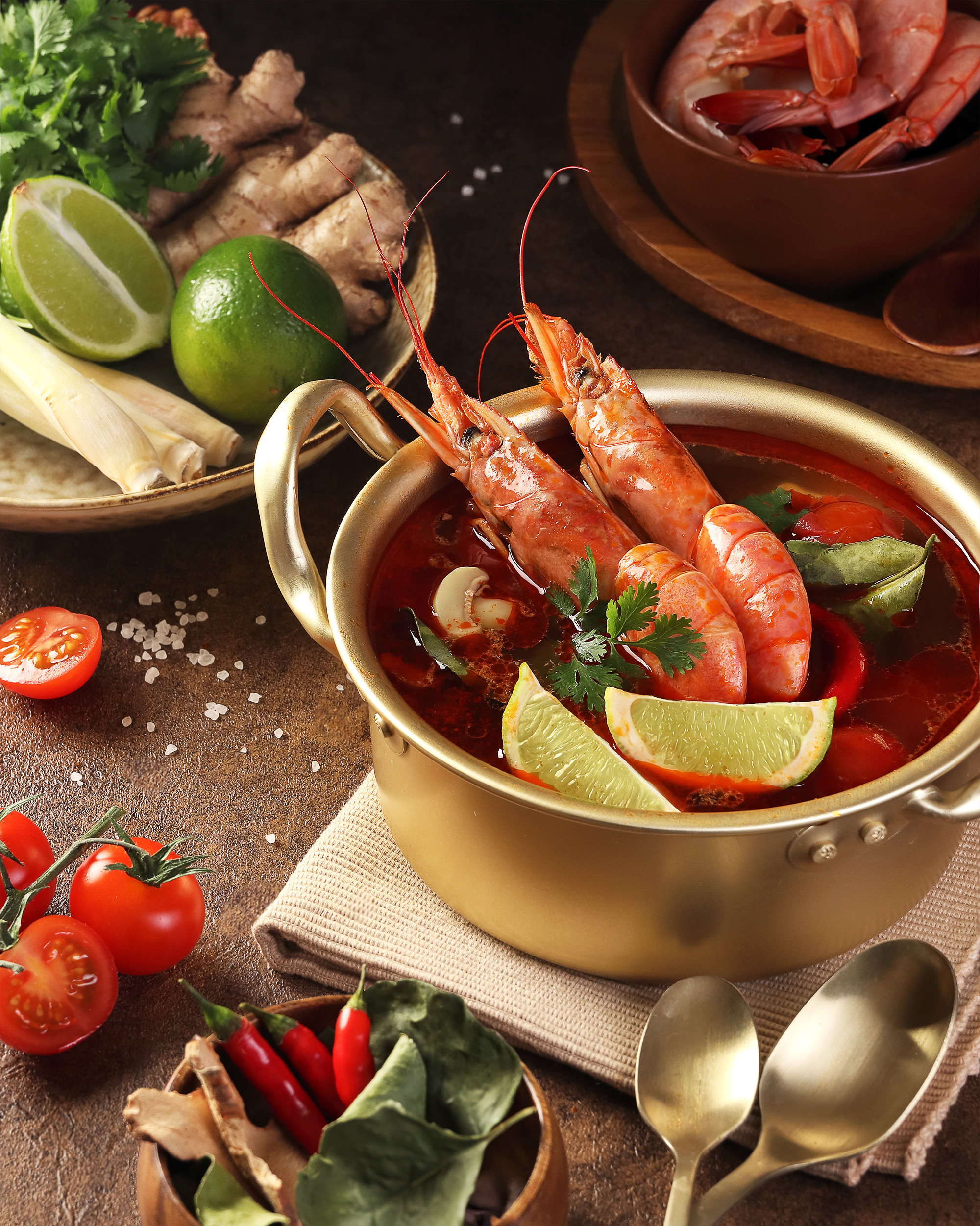 фуд-фотография азиатского супа том ям с лангустинами, лаймом, красным перцем, лемонграссом, кинзой и имбирем