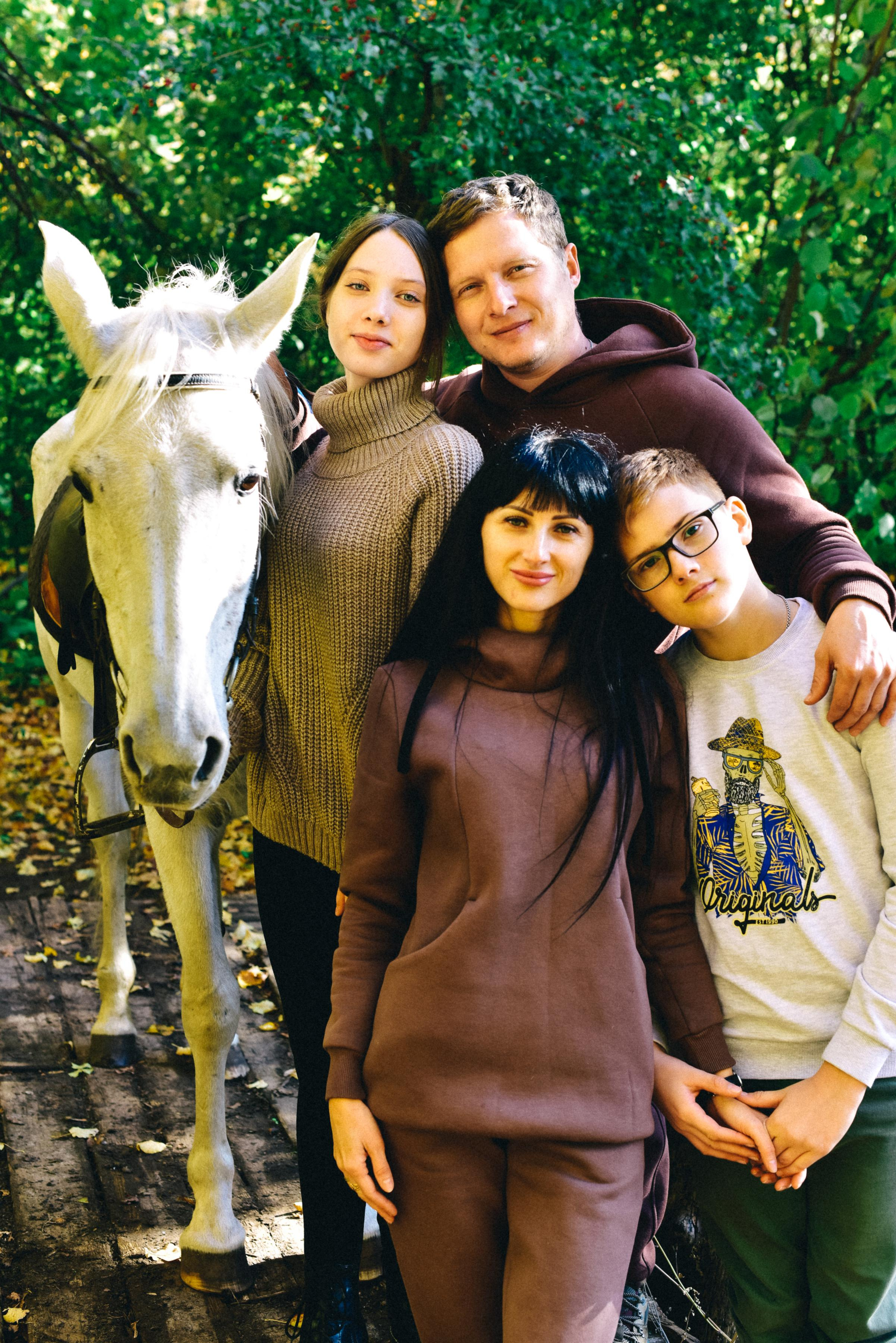 Семья Ирины на прогулке