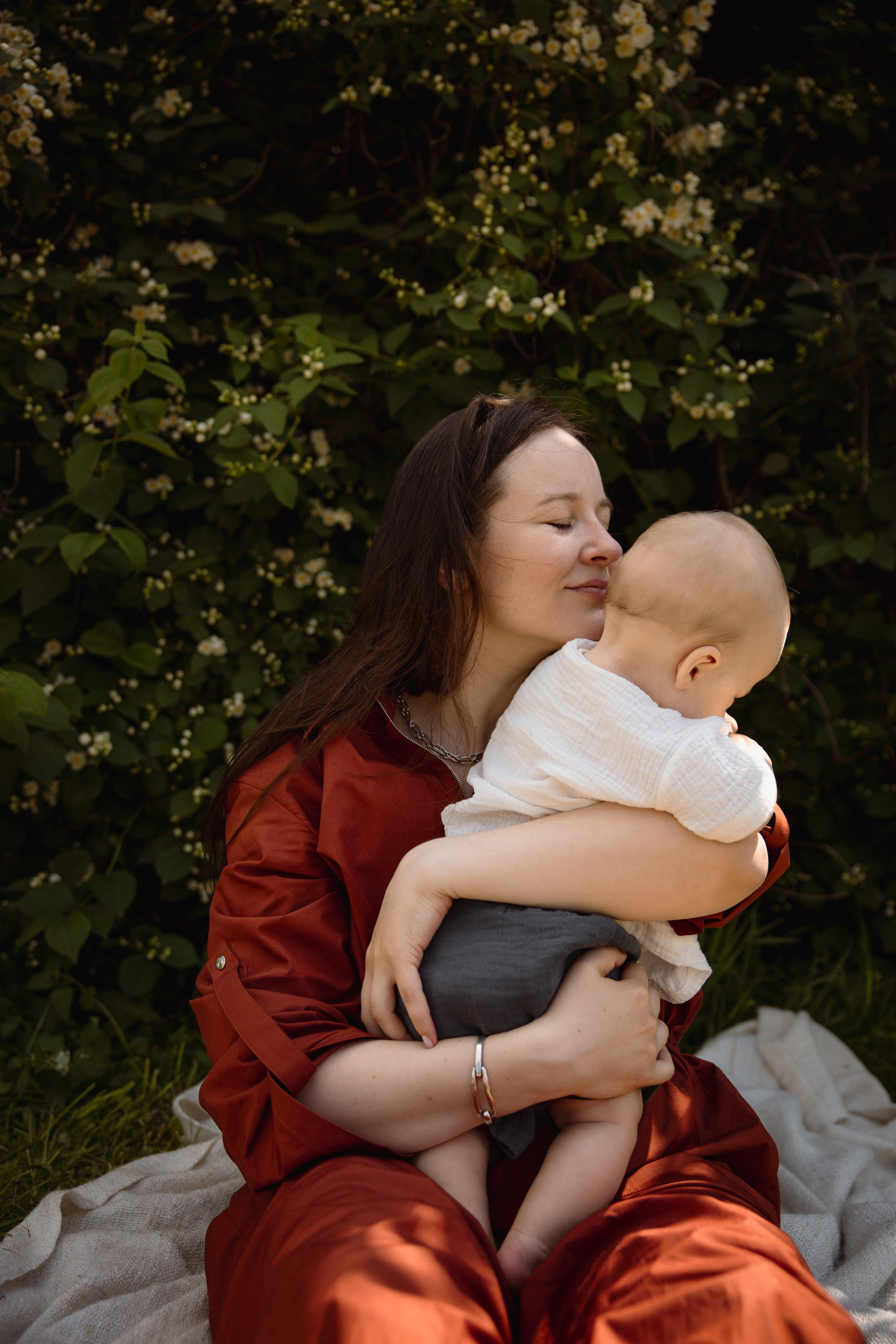 Настя с сыном у Alma-Mater. Ваш семейный newborn и lifestyle фотограф в СПБ Наталья Журавлева