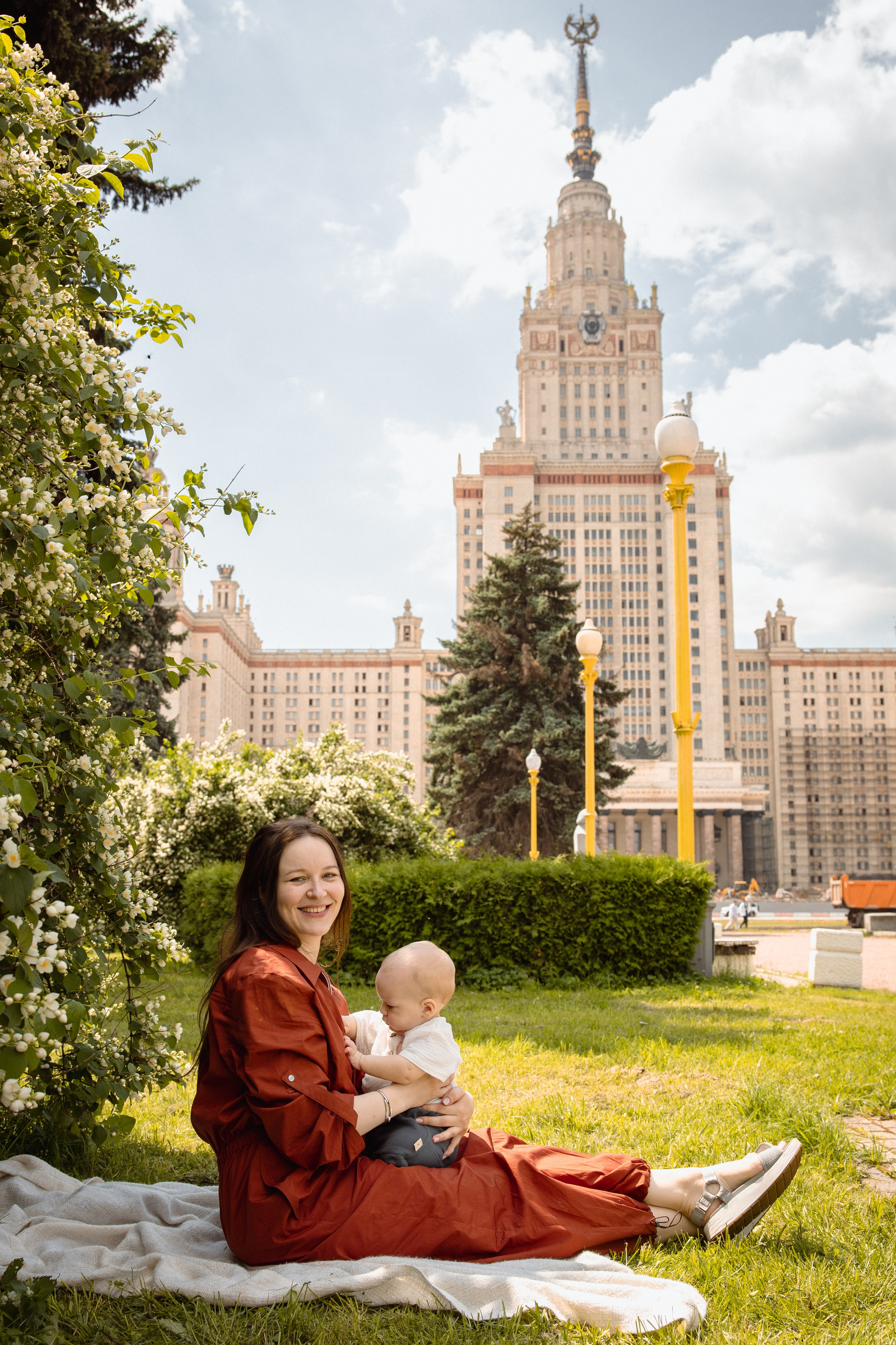 Настя с сыном у Alma-Mater. Ваш семейный newborn и lifestyle фотограф в СПБ Наталья Журавлева