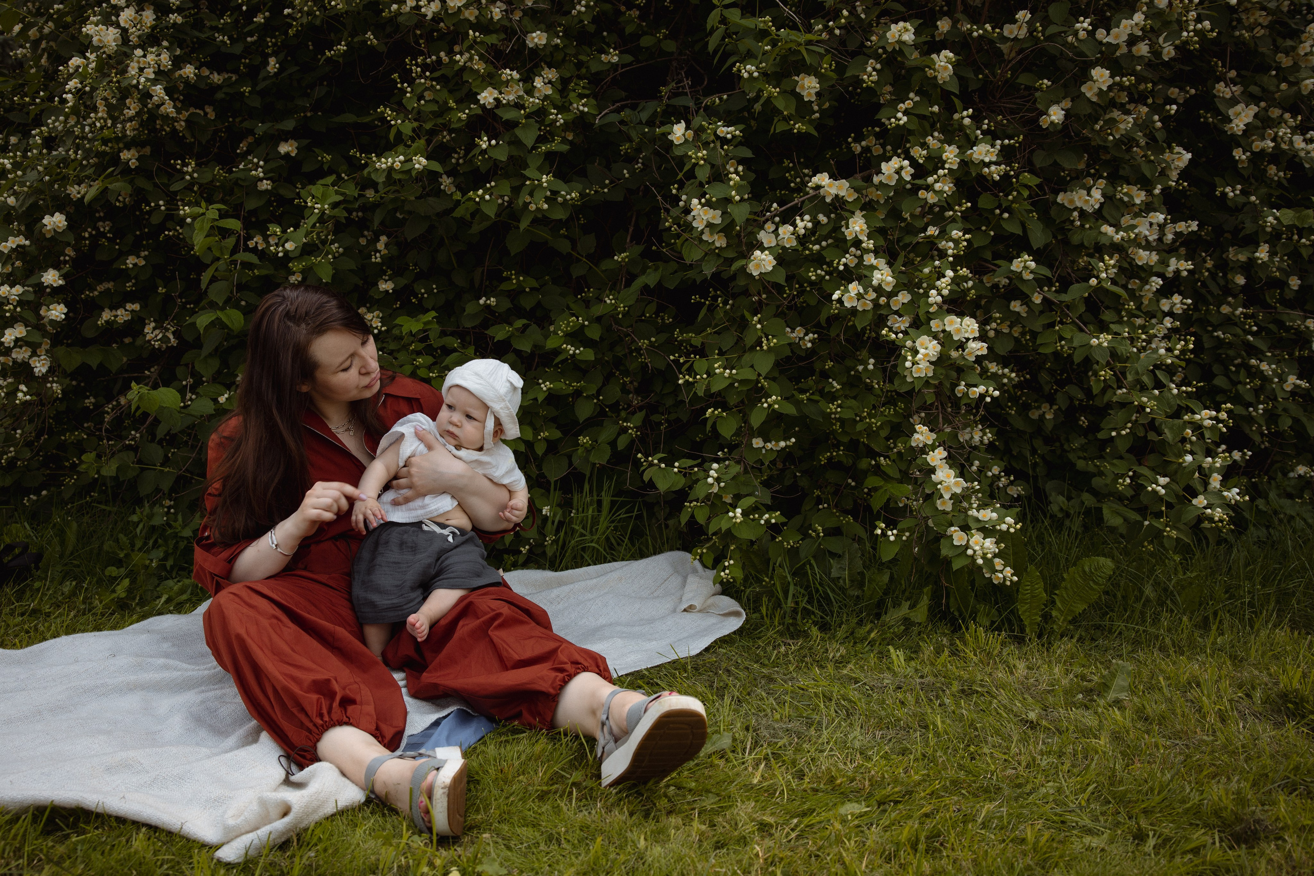 Настя с сыном у Alma-Mater. Ваш семейный newborn и lifestyle фотограф в СПБ Наталья Журавлева