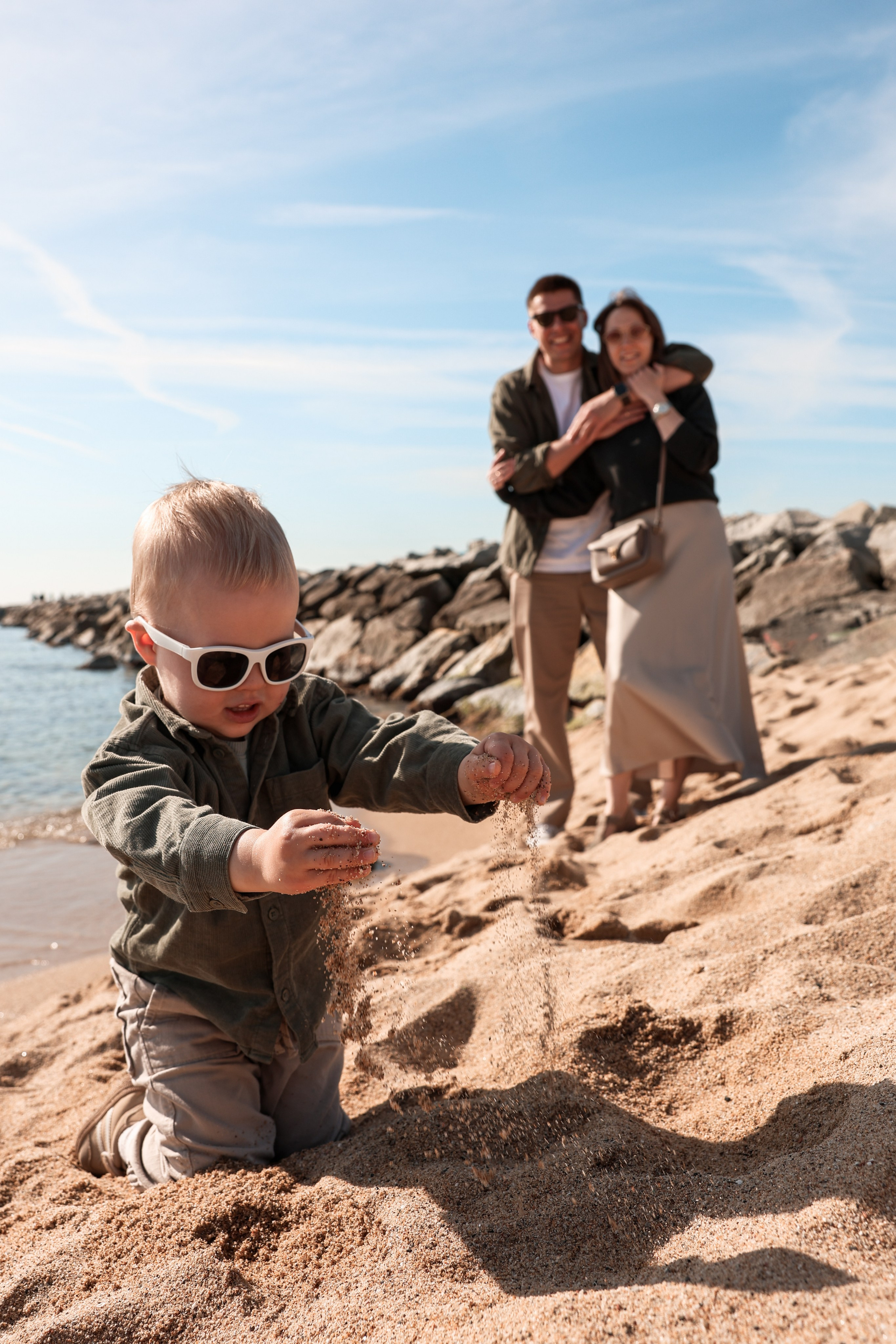 Seashore with a toddler. Natalia Zhuravleva|family, newborn, maternity photographer in Barcelona