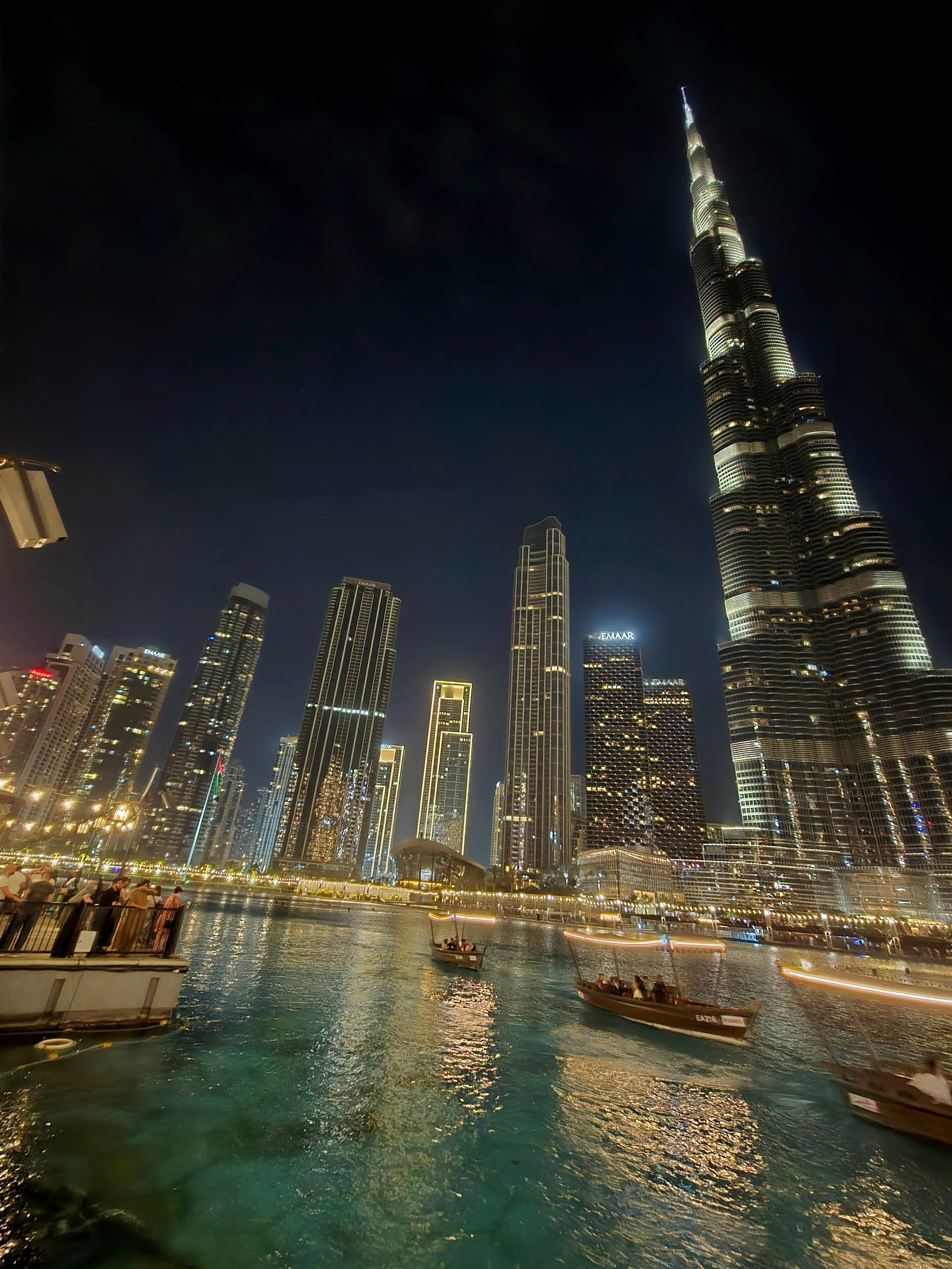 Фонтанный пруд и небоскребы и без фонтанов - фантастическое зрелище