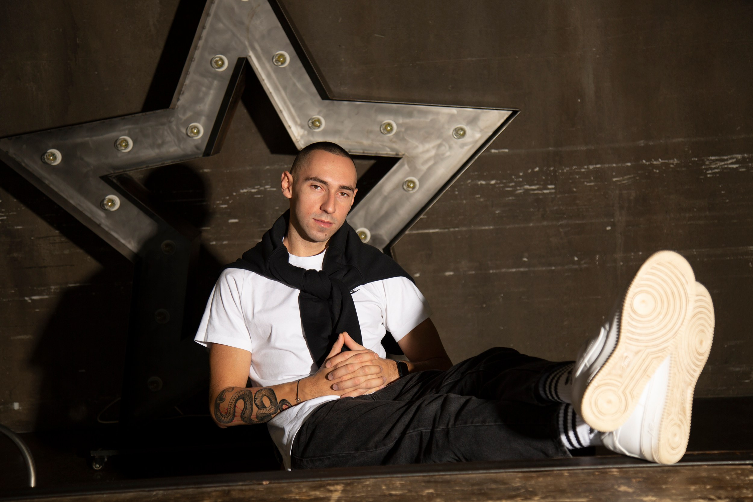 Мужская фотосессия в Москве в студии в зале Атлант. Фотосессия в студии в Москве от профессионального фотографа услуги по доступным ценам