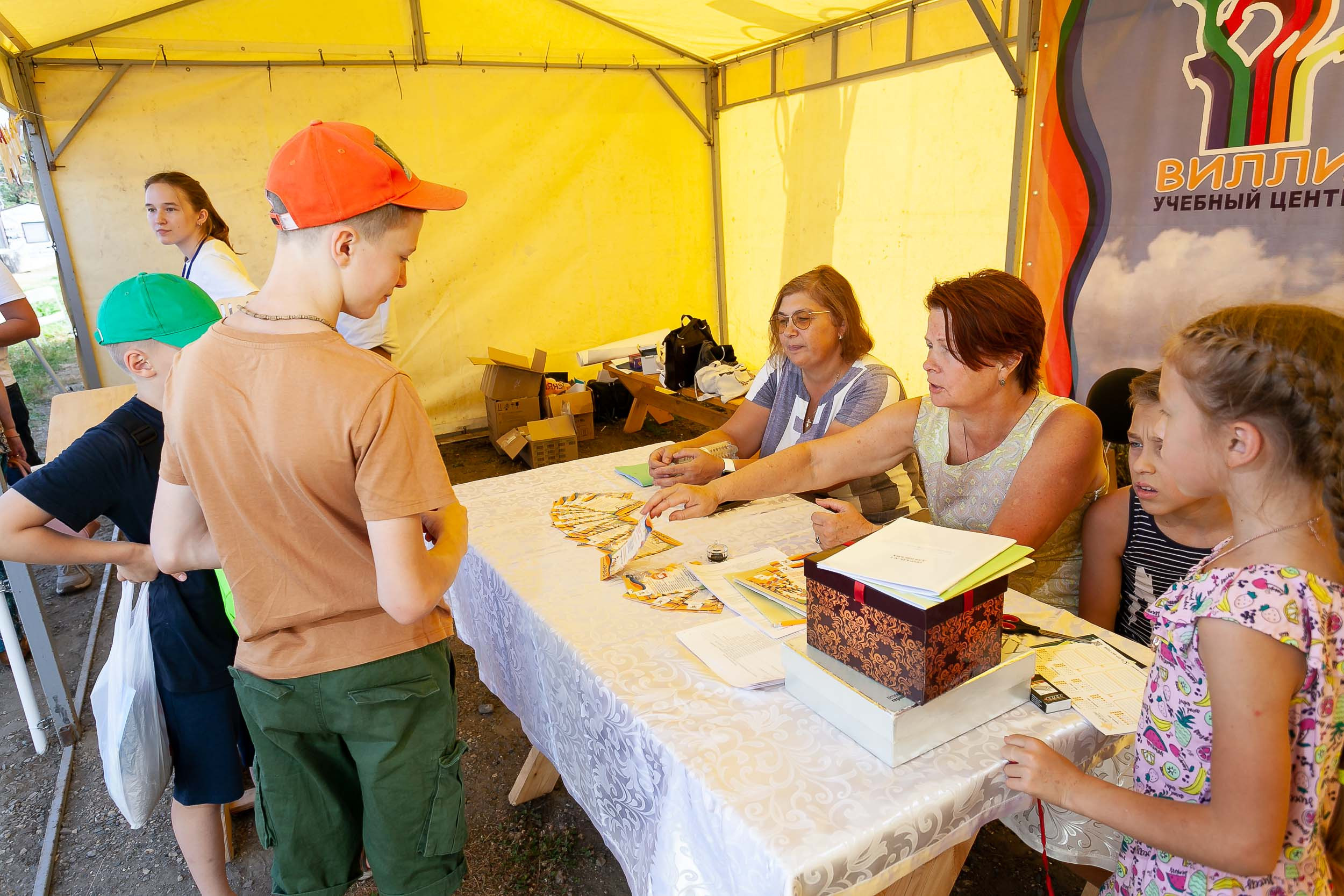 Фоторепортаж городской выставки услуг дополнительного образования «Вол