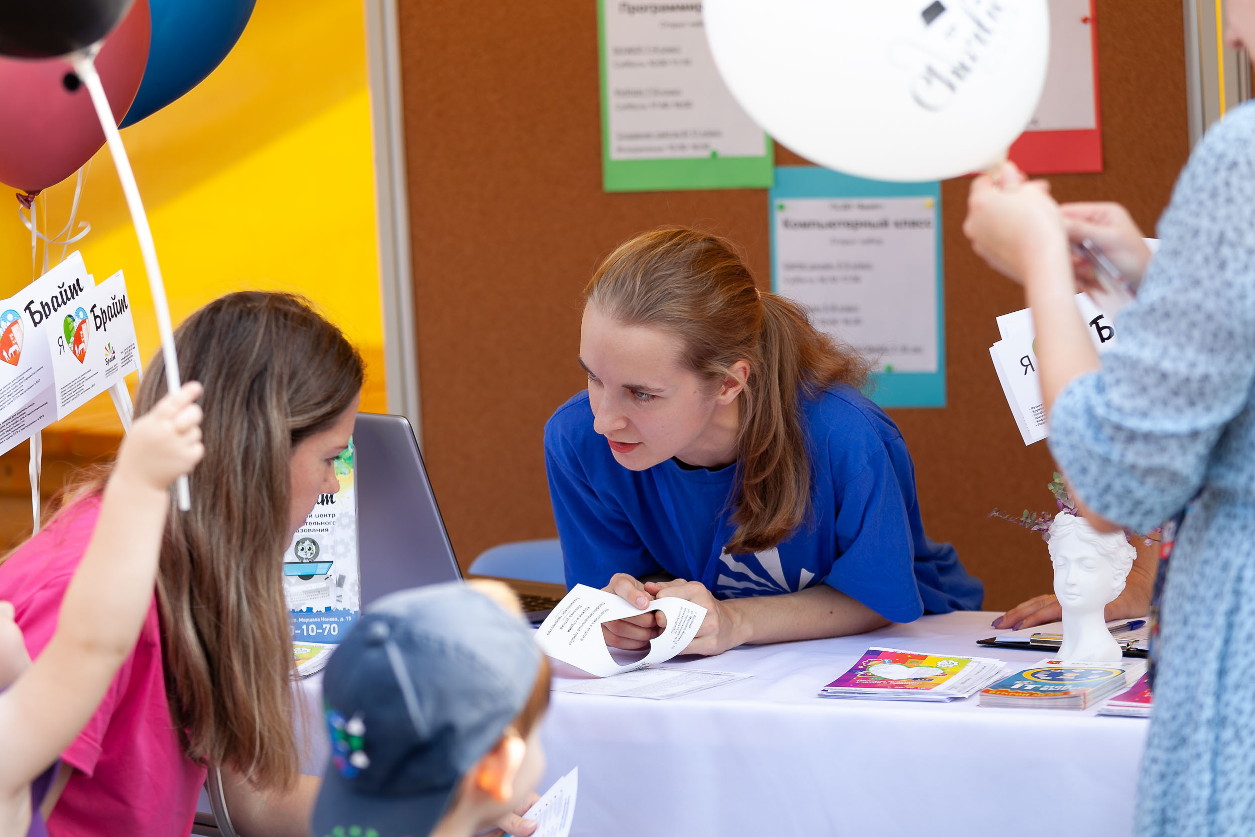Фоторепортаж городской выставки услуг дополнительного образования «Вол