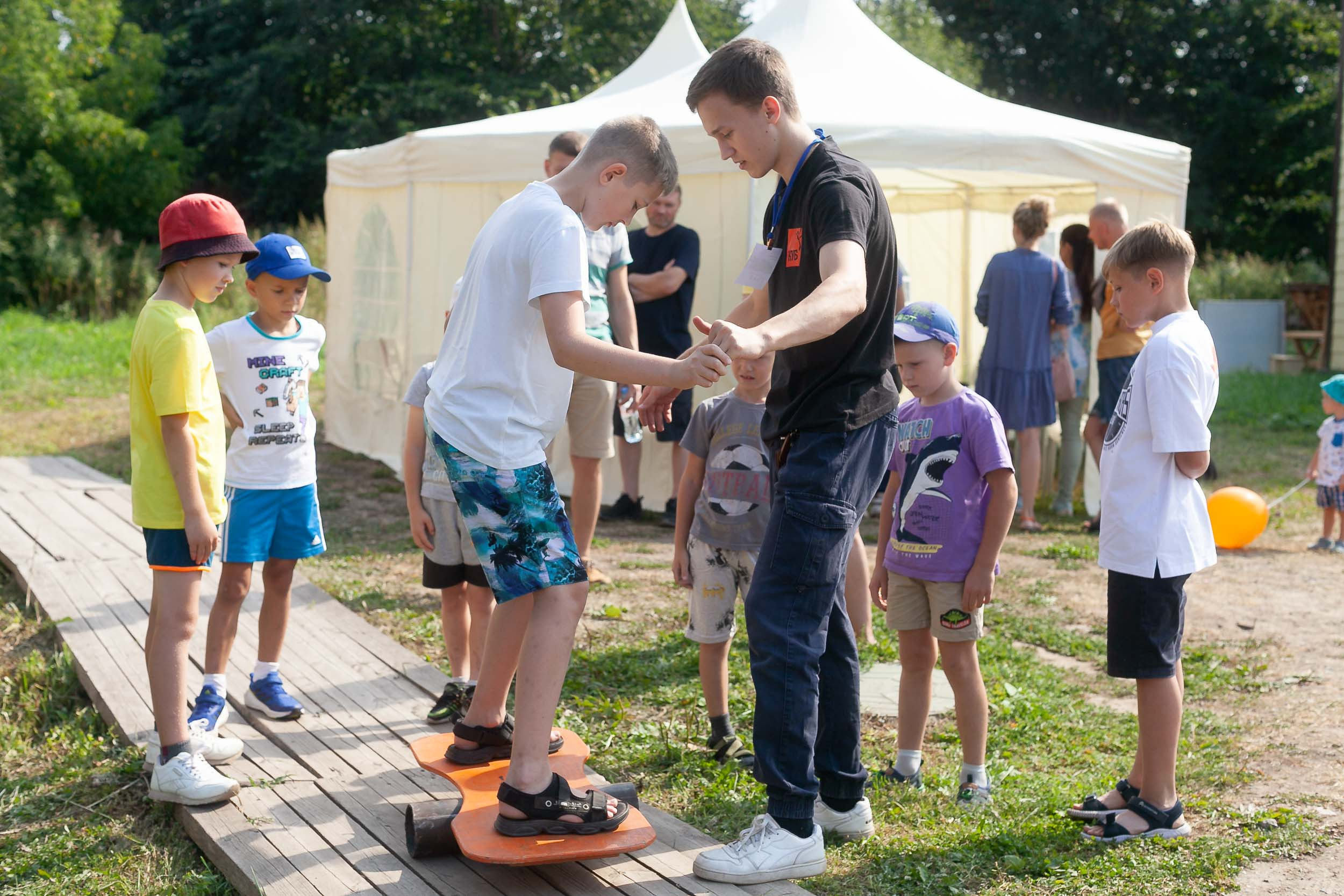 Фоторепортаж городской выставки услуг дополнительного образования «Вол