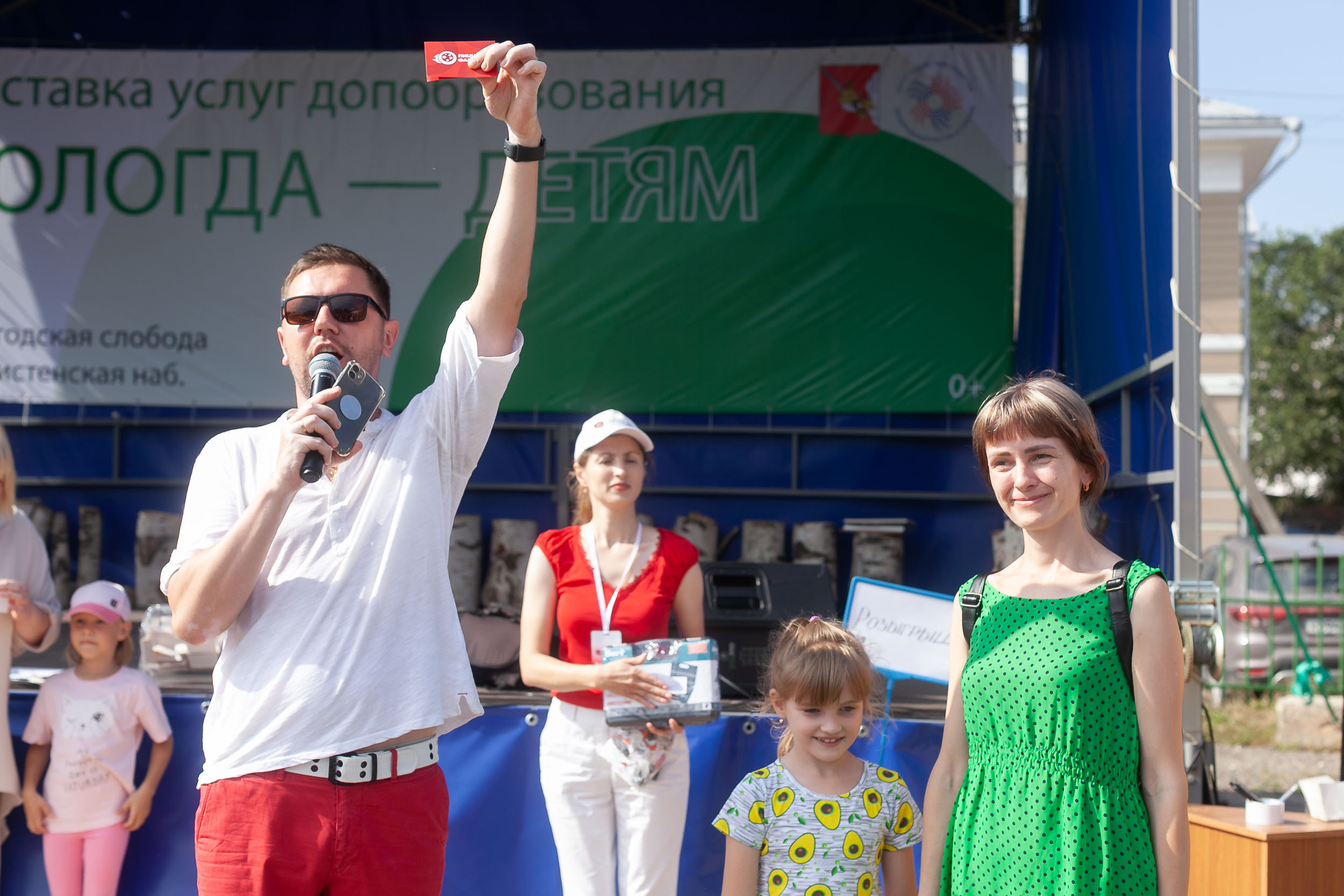 Фоторепортаж городской выставки услуг дополнительного образования «Вол