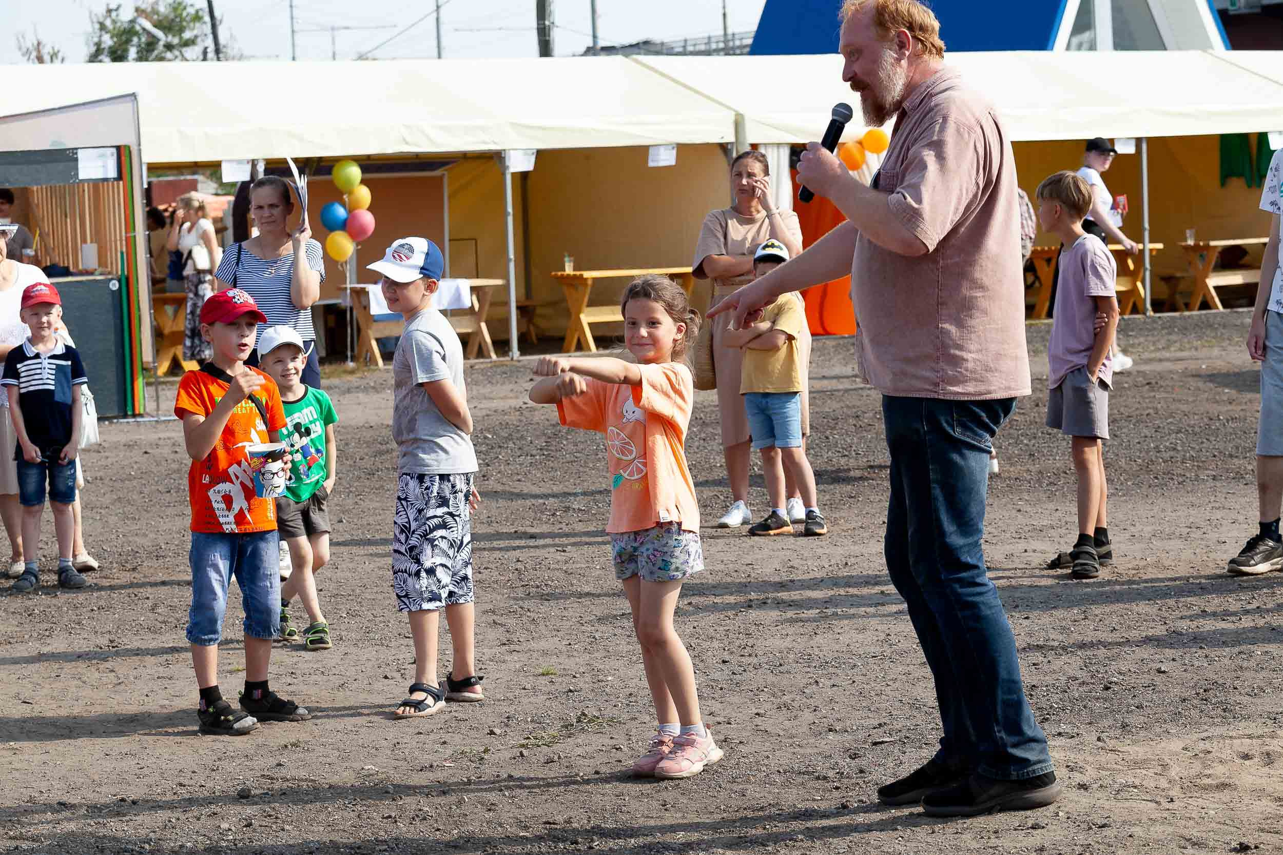 Фоторепортаж городской выставки услуг дополнительного образования «Вол