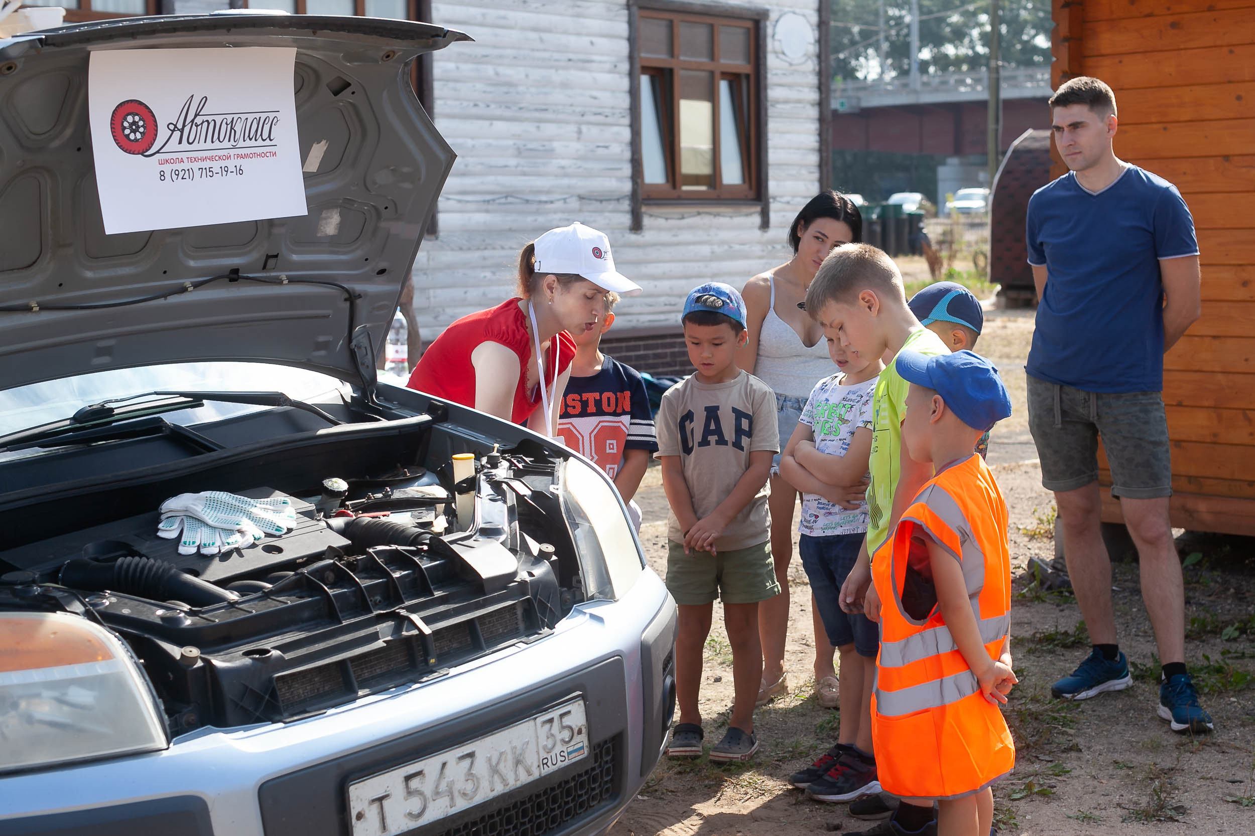 Фоторепортаж городской выставки услуг дополнительного образования «Вол