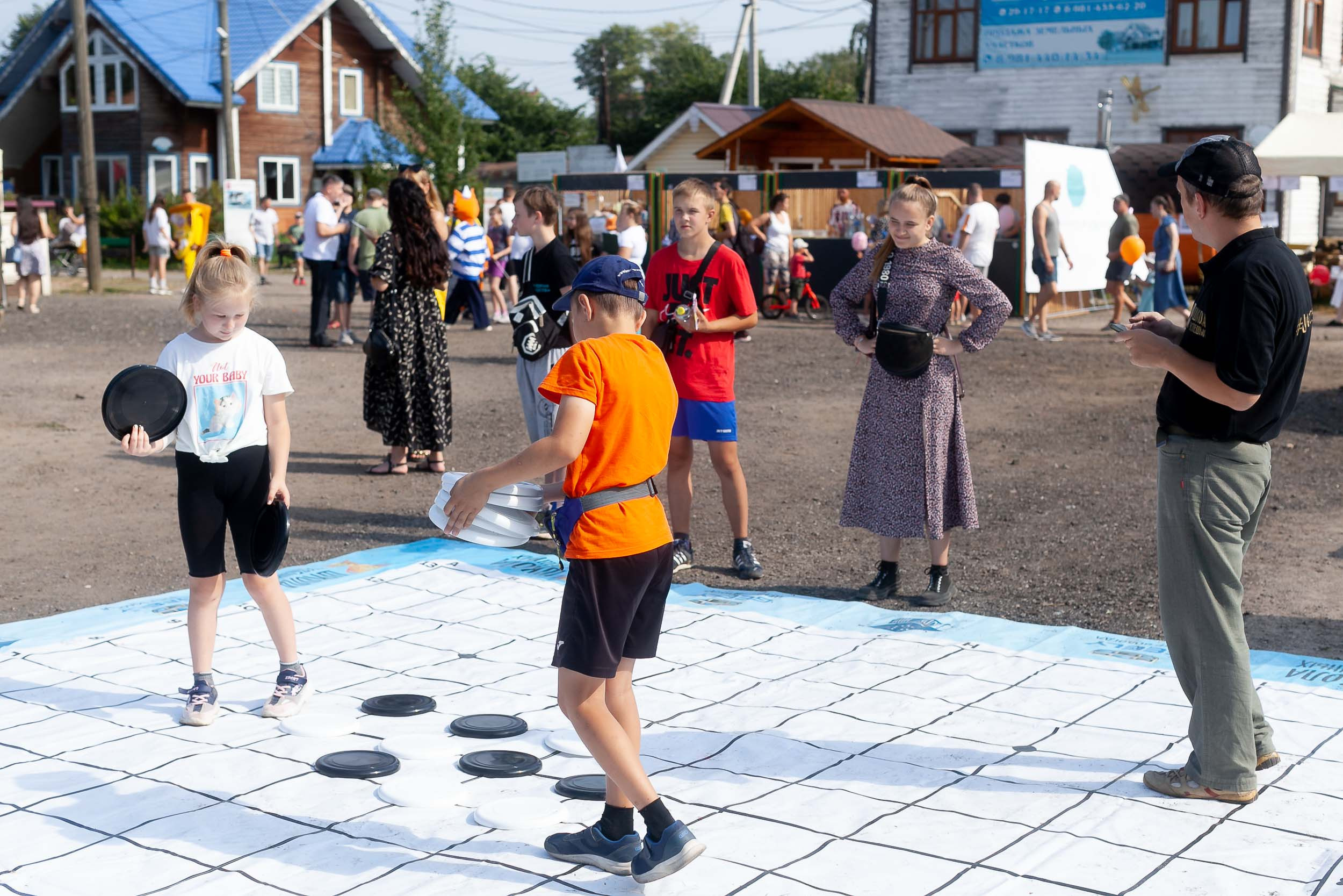 Фоторепортаж городской выставки услуг дополнительного образования «Вол