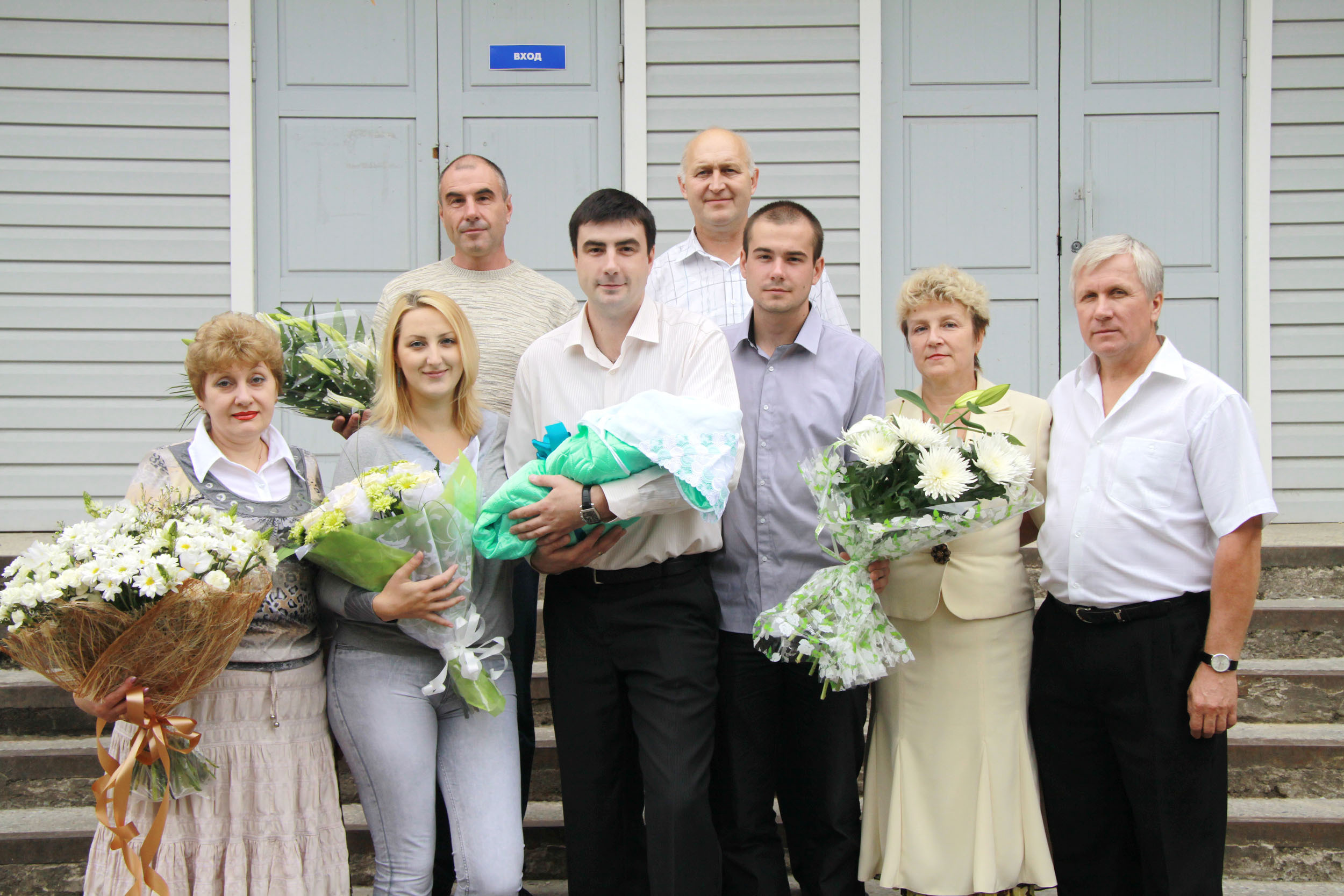 Выписка из роддома. Общее фото на улице.