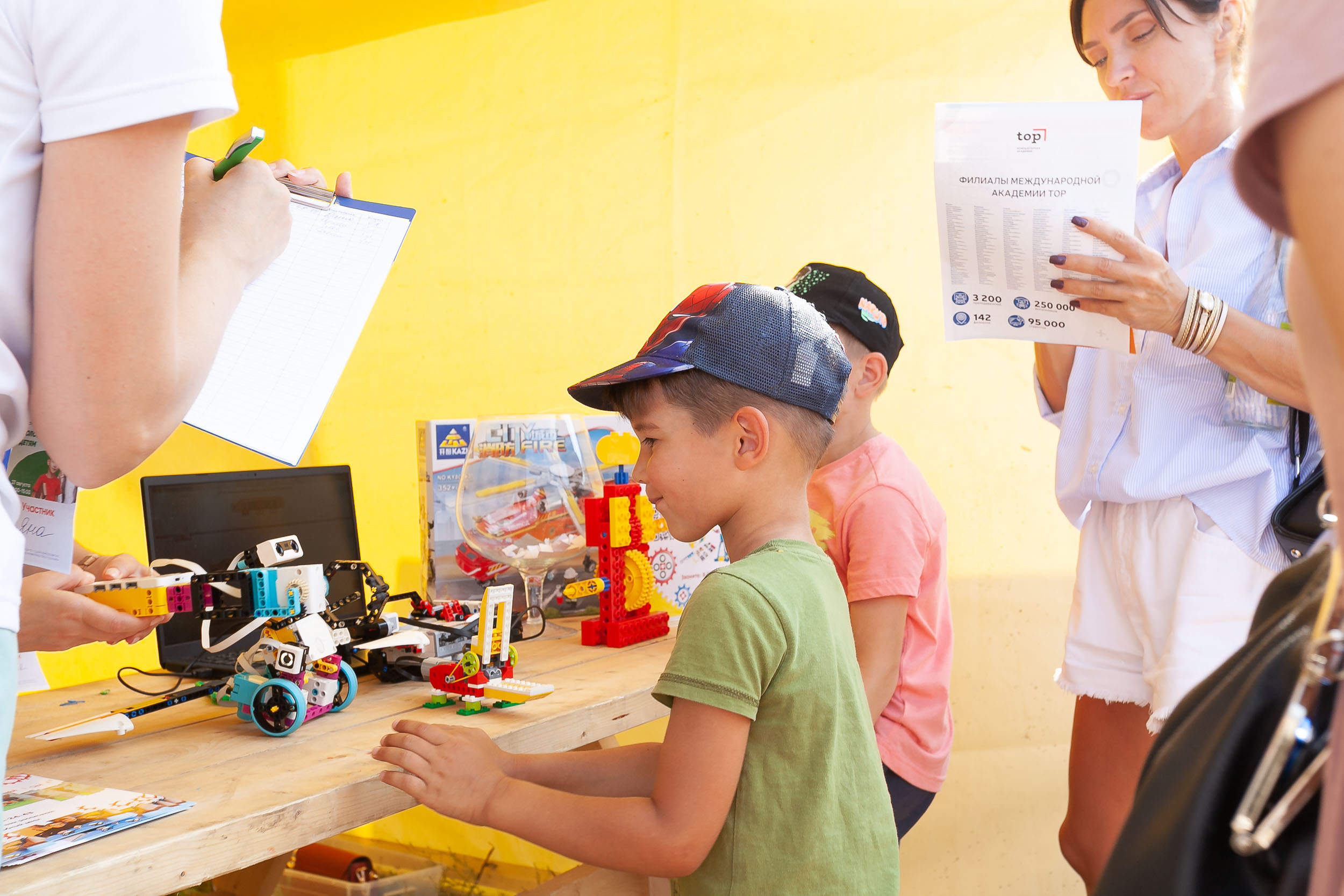 Фоторепортаж городской выставки услуг дополнительного образования «Вол