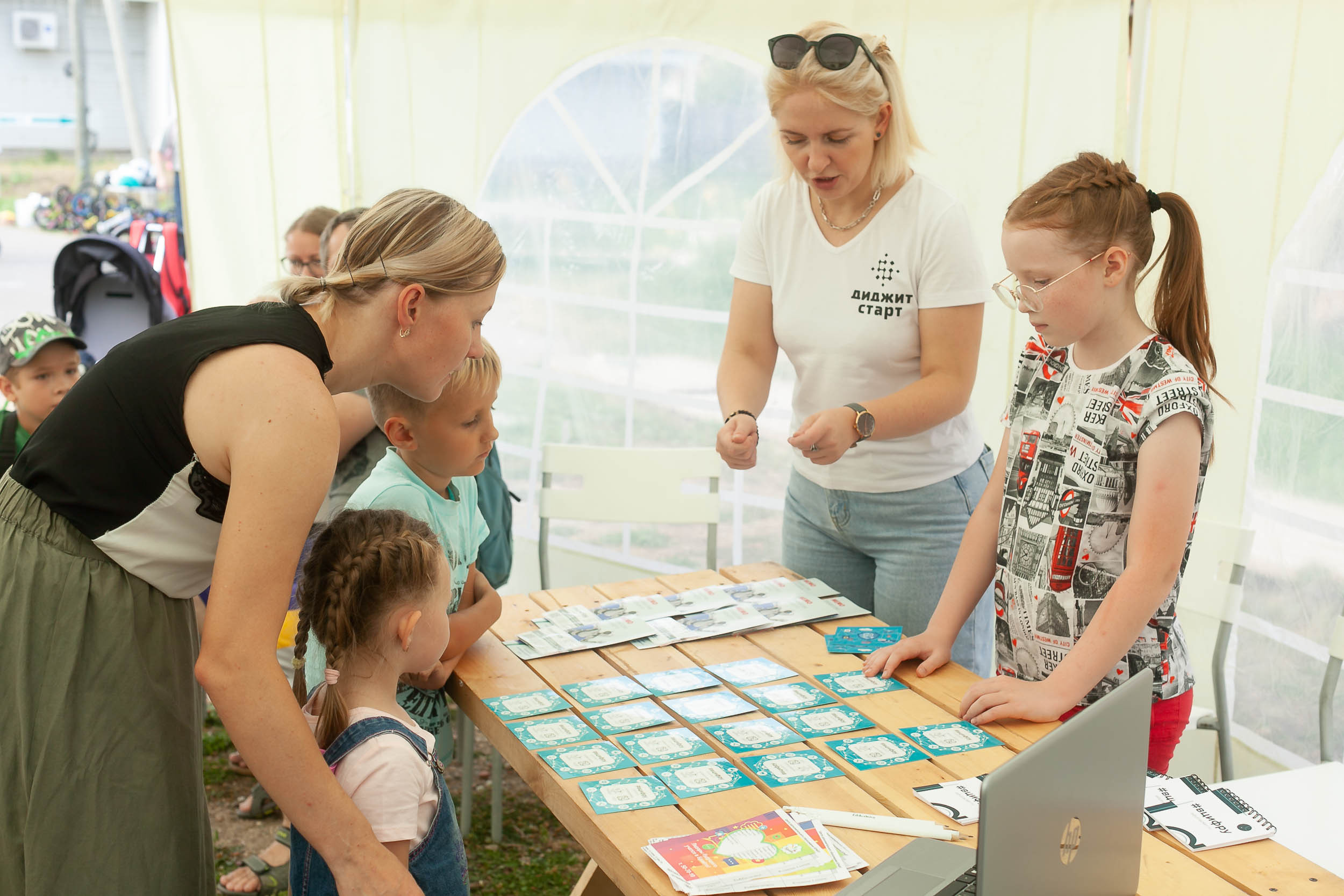 Фоторепортаж городской выставки услуг дополнительного образования «Вол