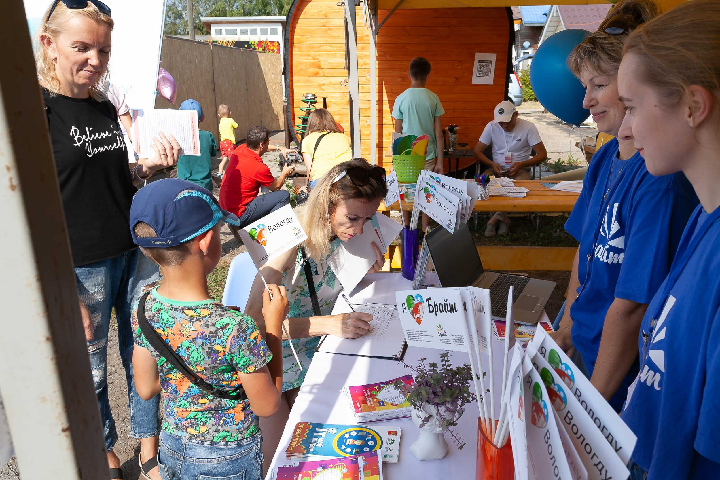 Фоторепортаж городской выставки услуг дополнительного образования «Вол