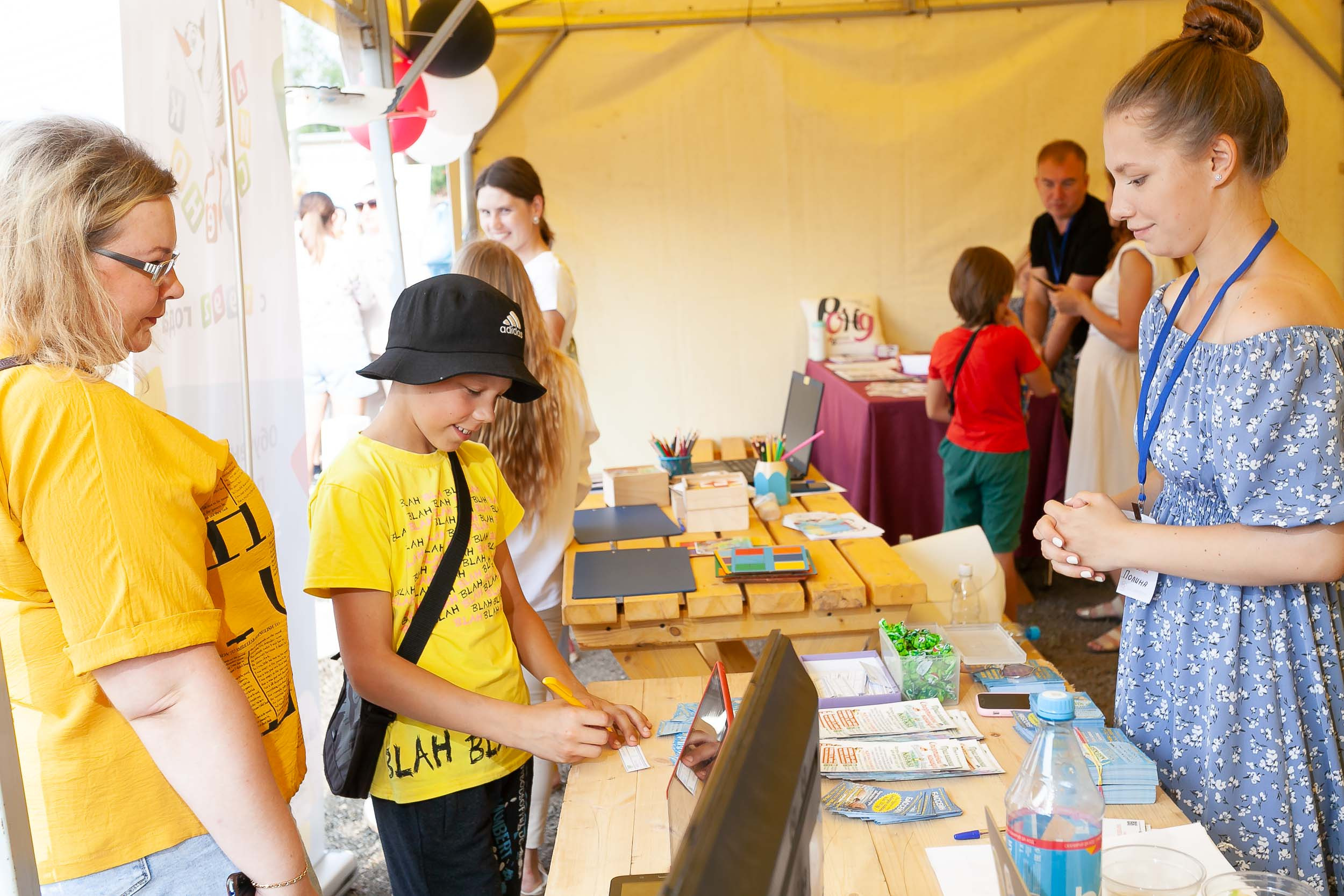 Фоторепортаж городской выставки услуг дополнительного образования «Вол