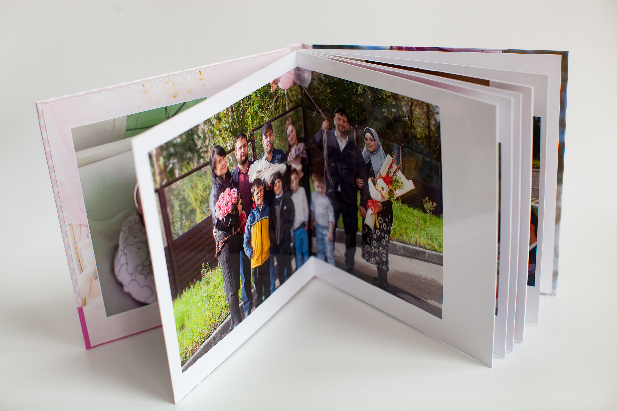 Разворот альбома о выписке из роддома