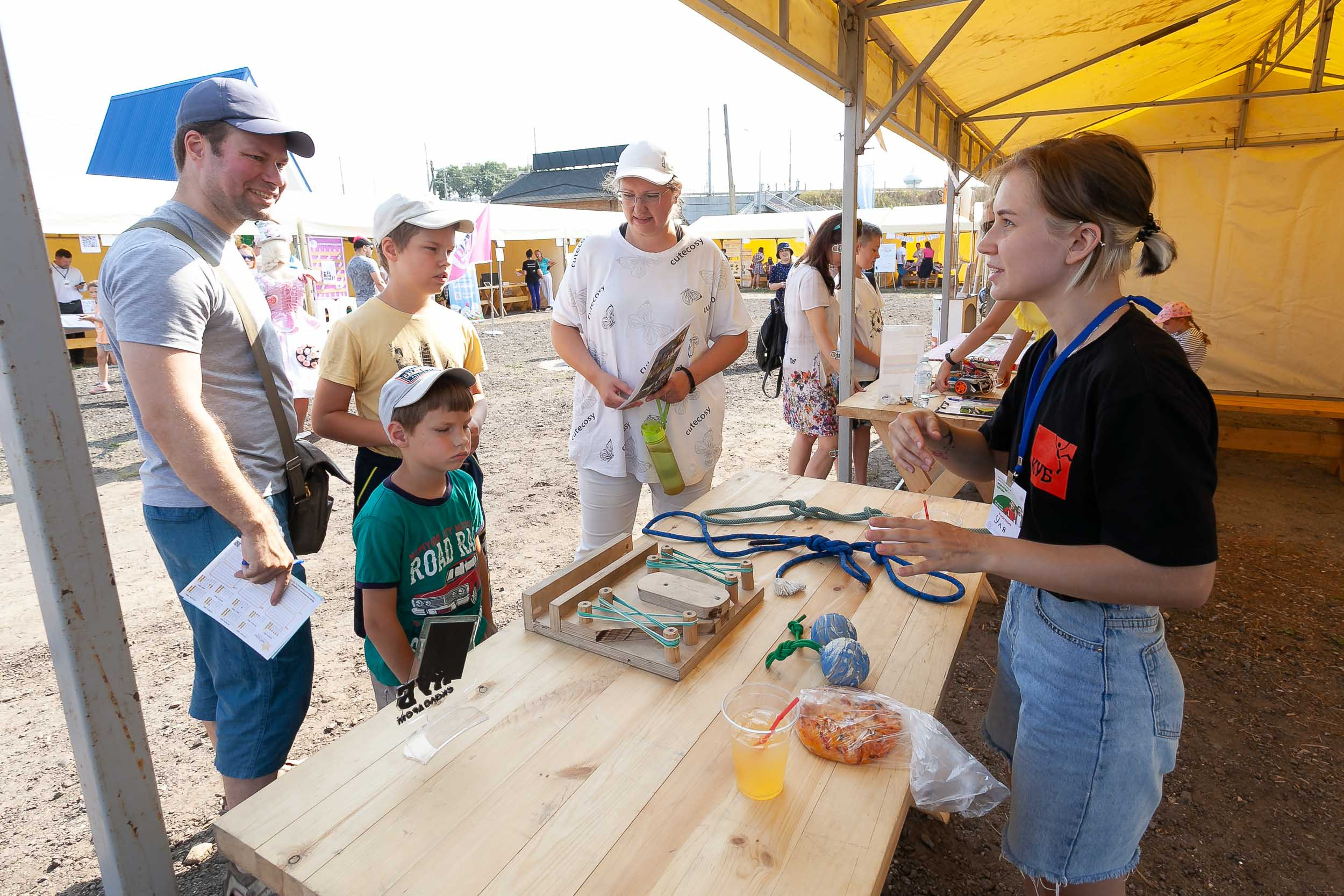 Фоторепортаж городской выставки услуг дополнительного образования «Вол