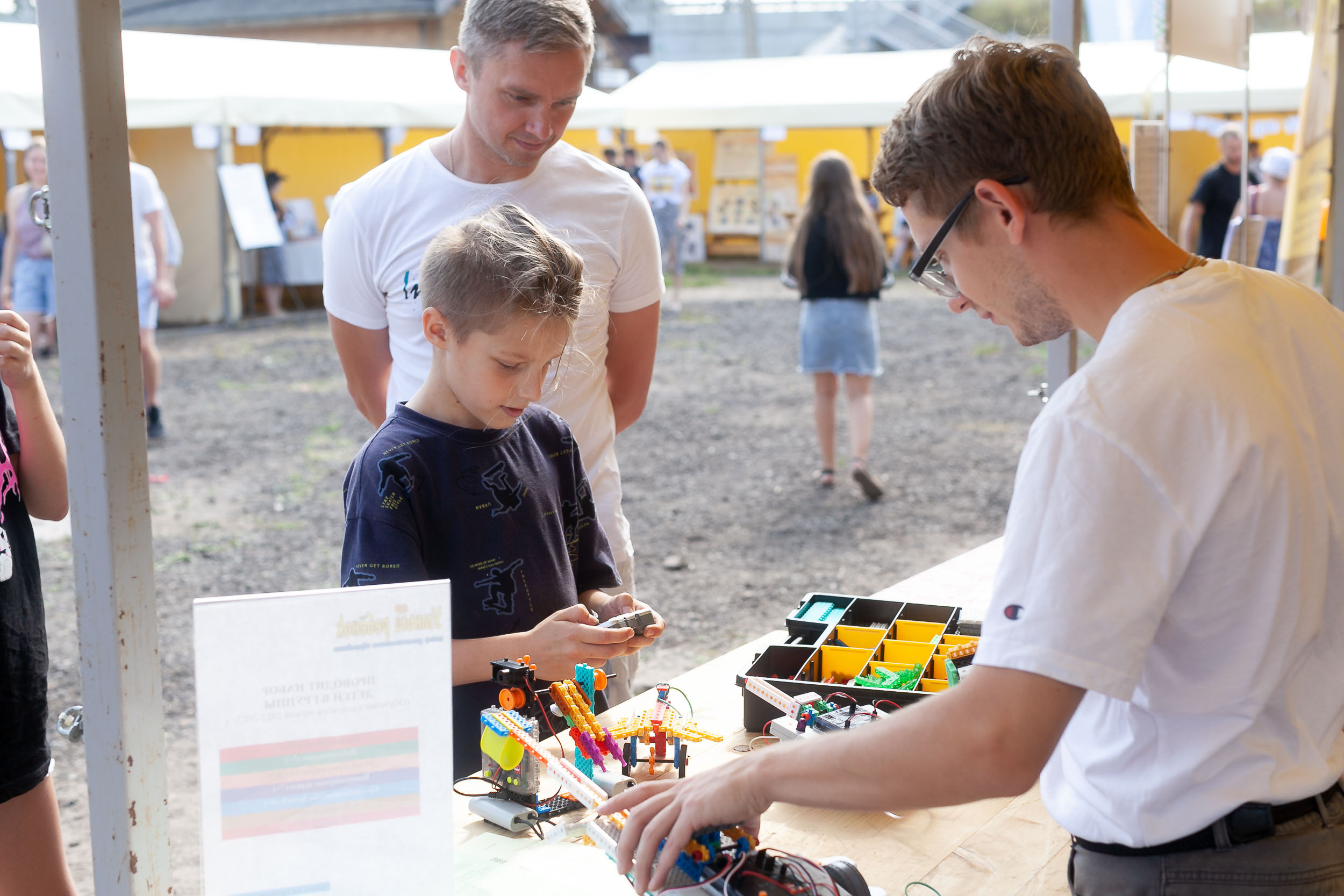 Фоторепортаж городской выставки услуг дополнительного образования «Вол
