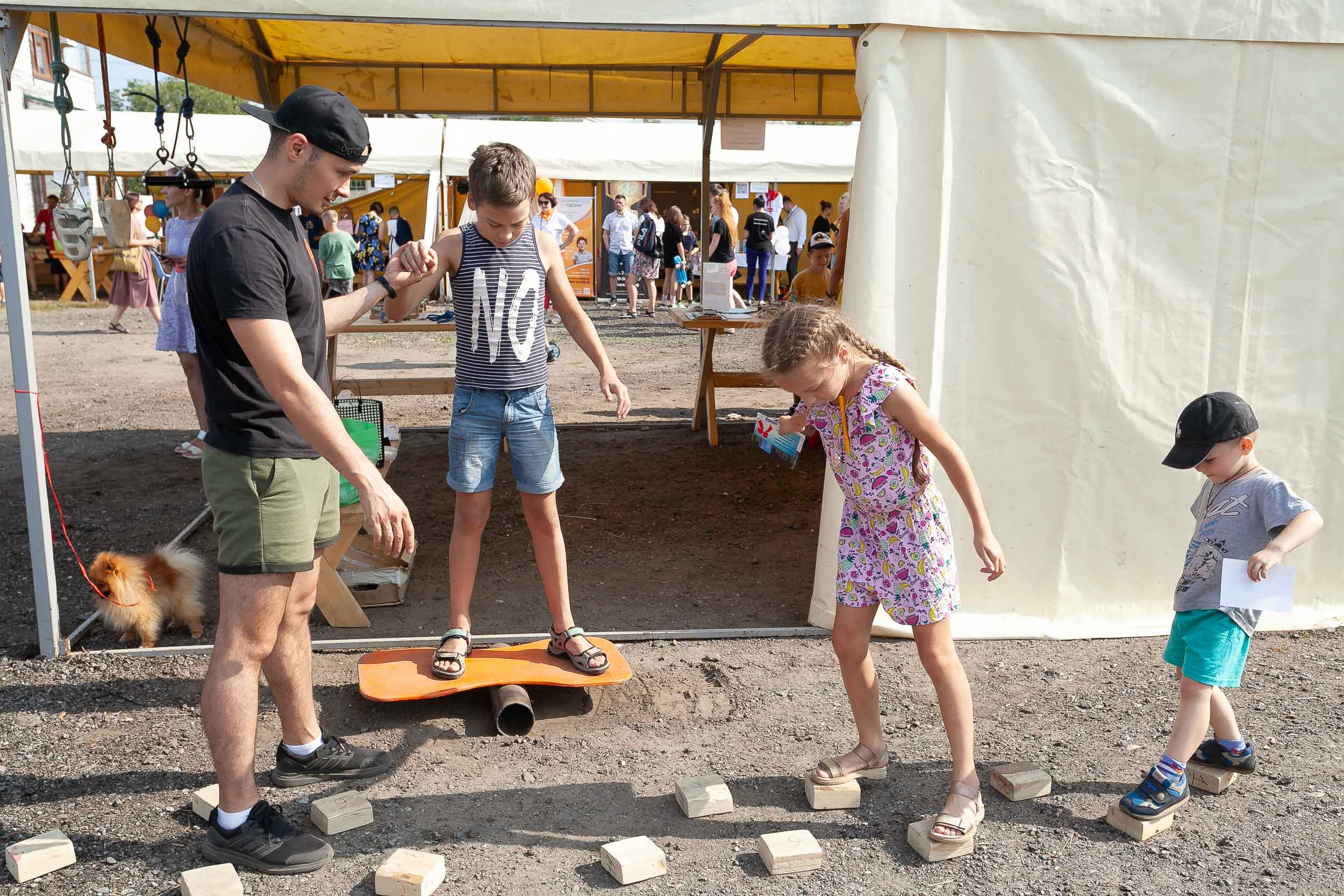 Фоторепортаж городской выставки услуг дополнительного образования «Вол