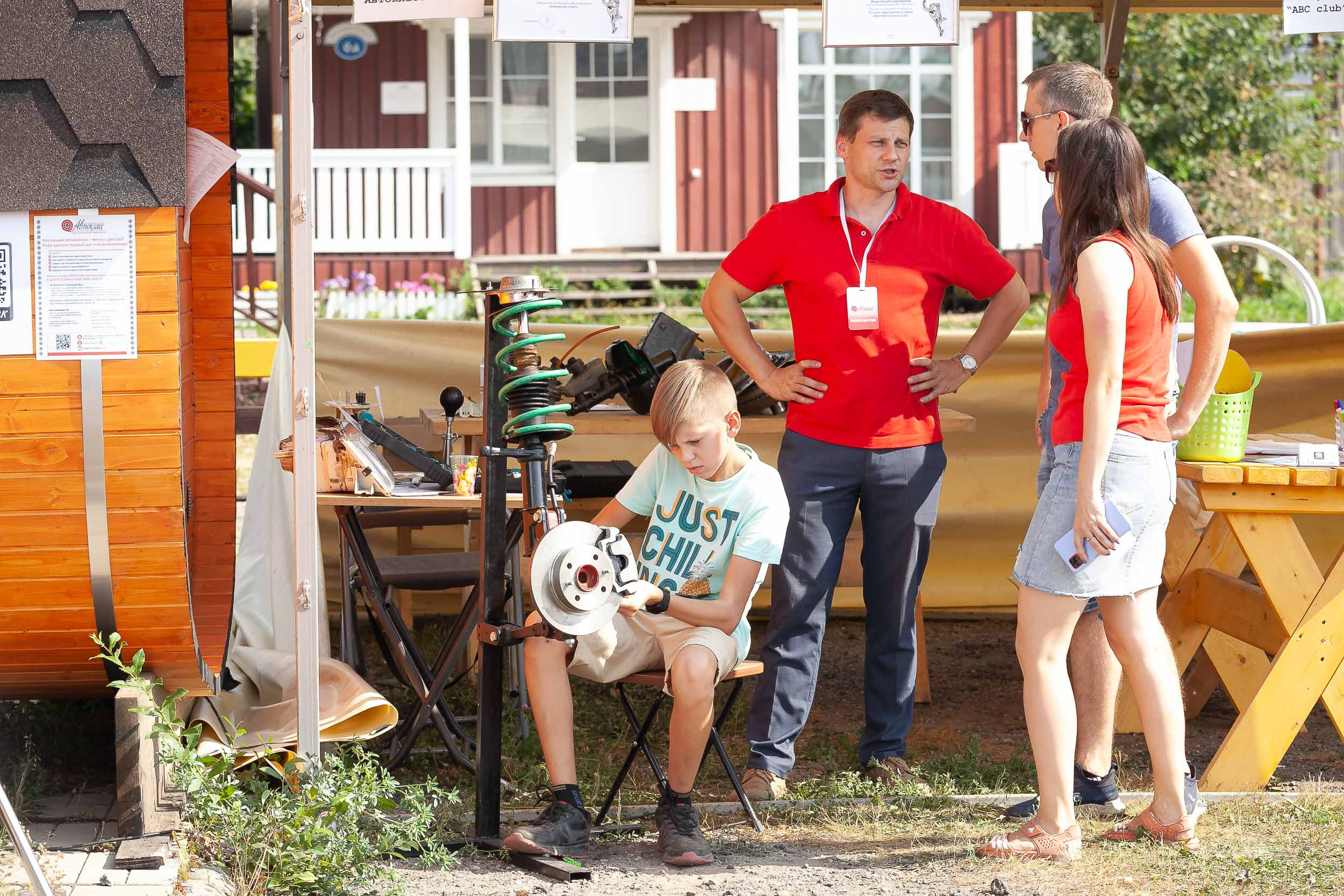 Фоторепортаж городской выставки услуг дополнительного образования «Вол