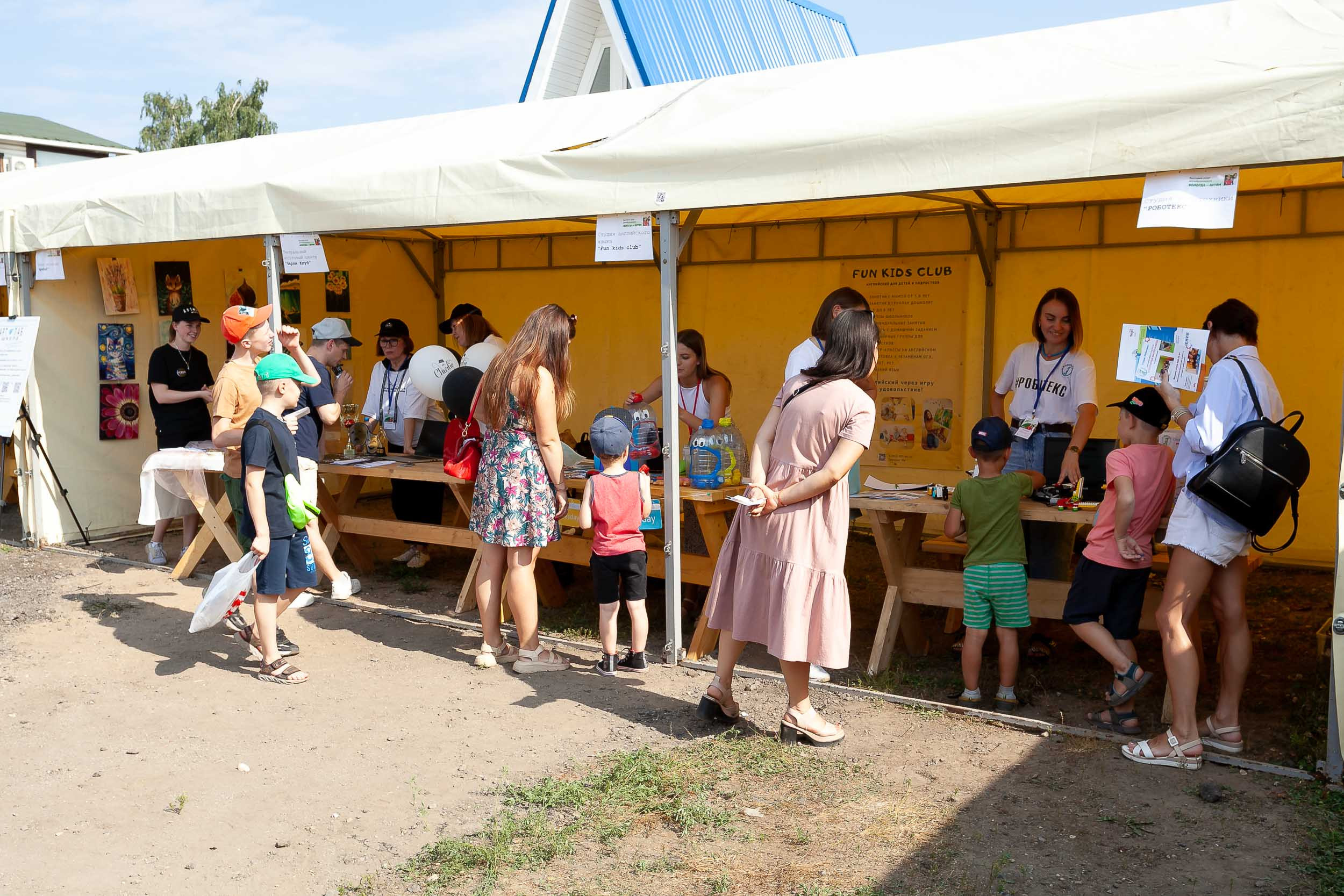 Фоторепортаж городской выставки услуг дополнительного образования «Вол