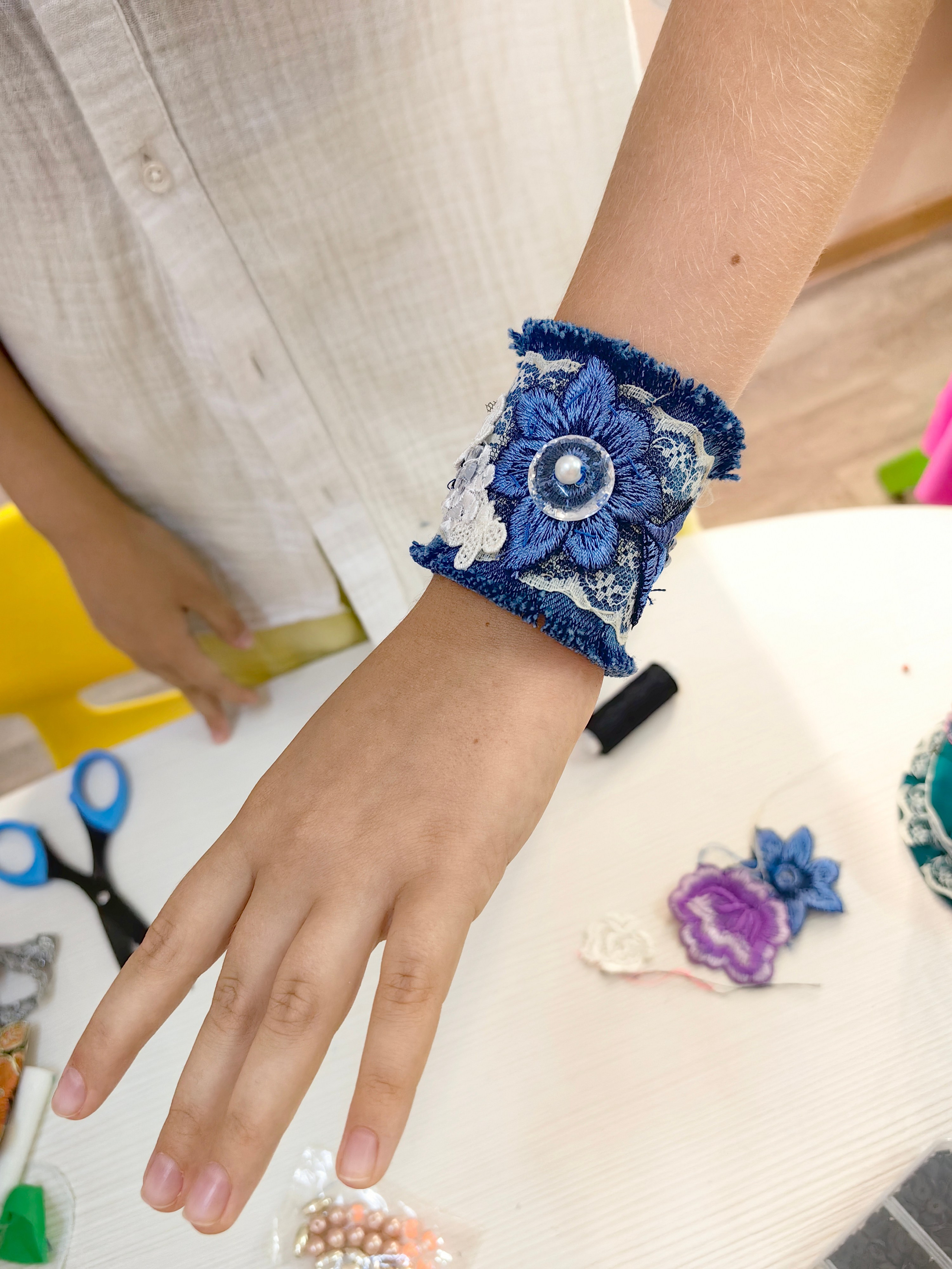 Браслеты из джинсы — мастер-класс по шитью для девочек. Владивосток. Школа для девочек во Владивостоке — Само Совершенство