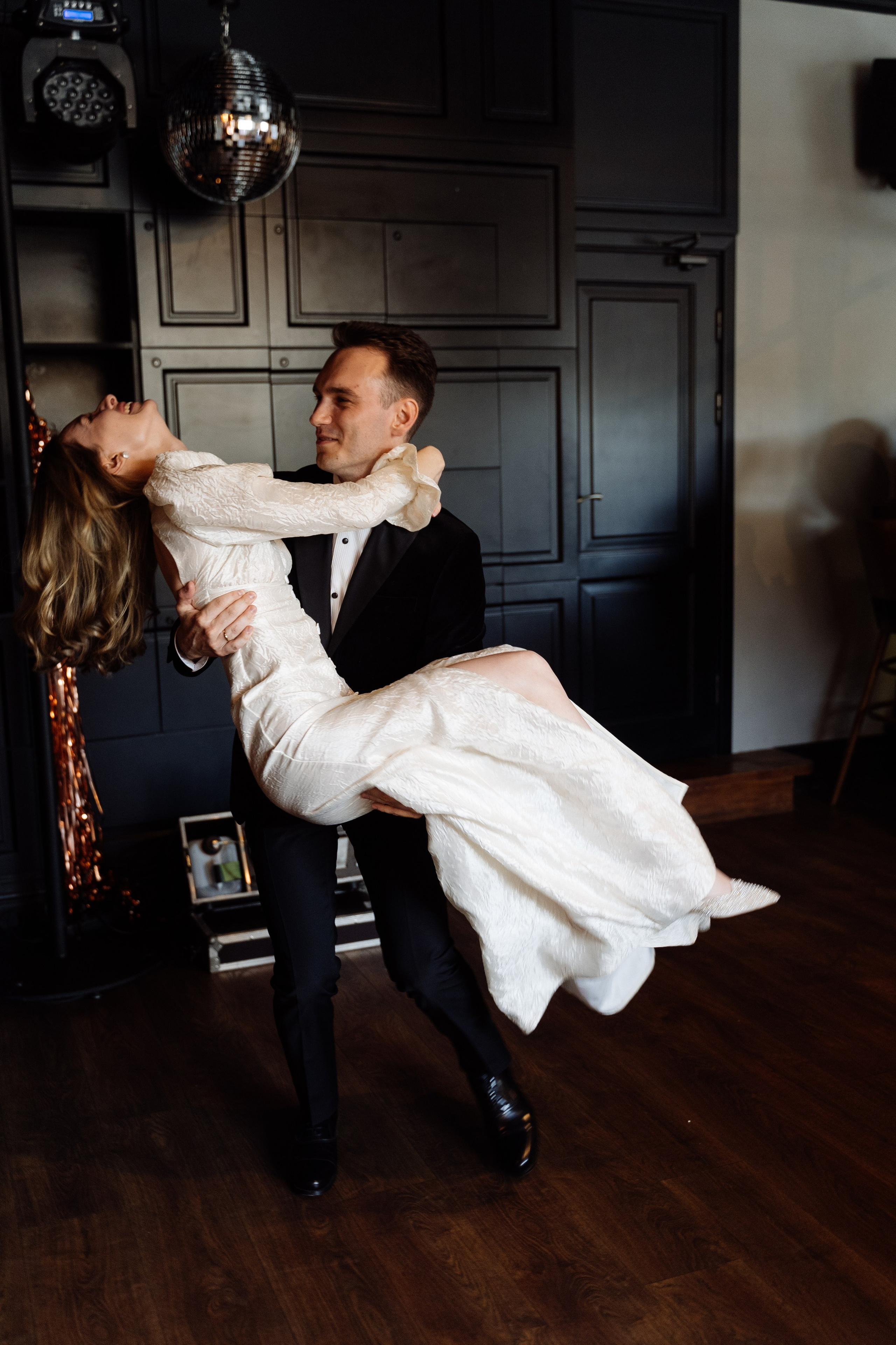 Камерная свадьба на фонтанке в сезонах. Свадебный фотограф организатор в Санкт-Петербурге Ассоль Опарина