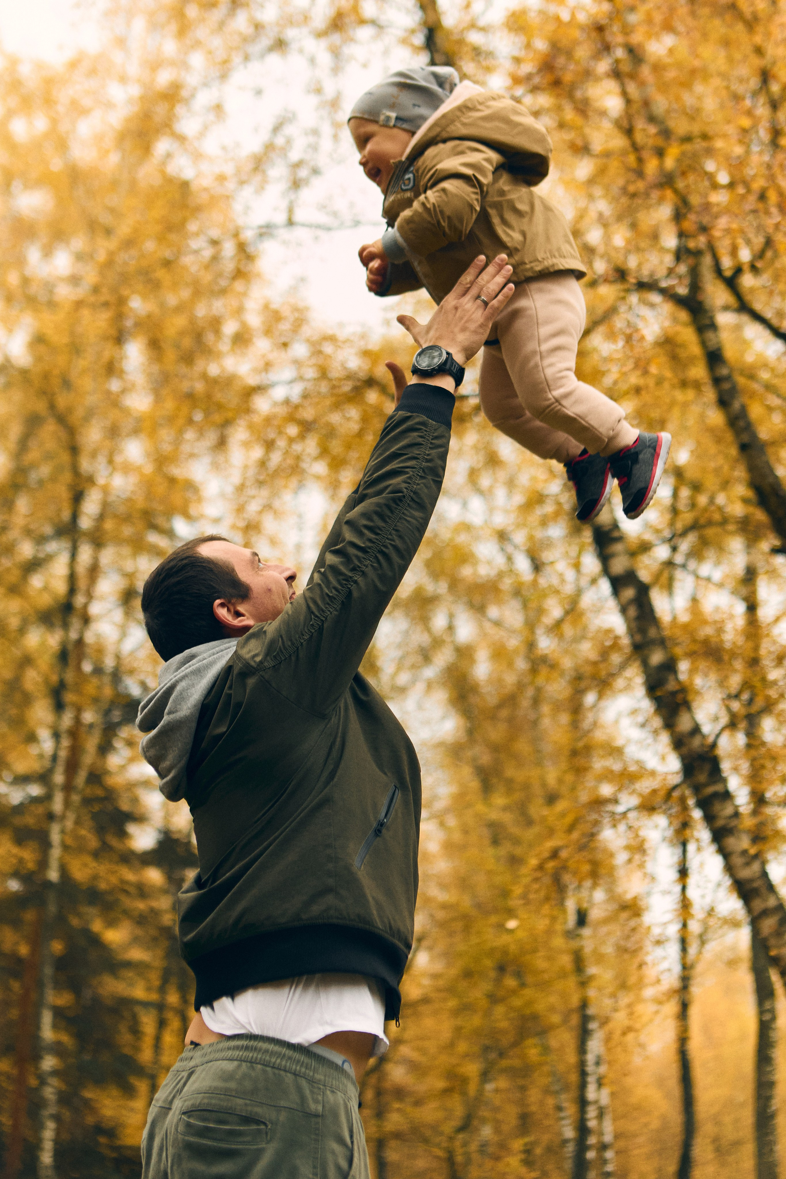 папа и сын на прогулке