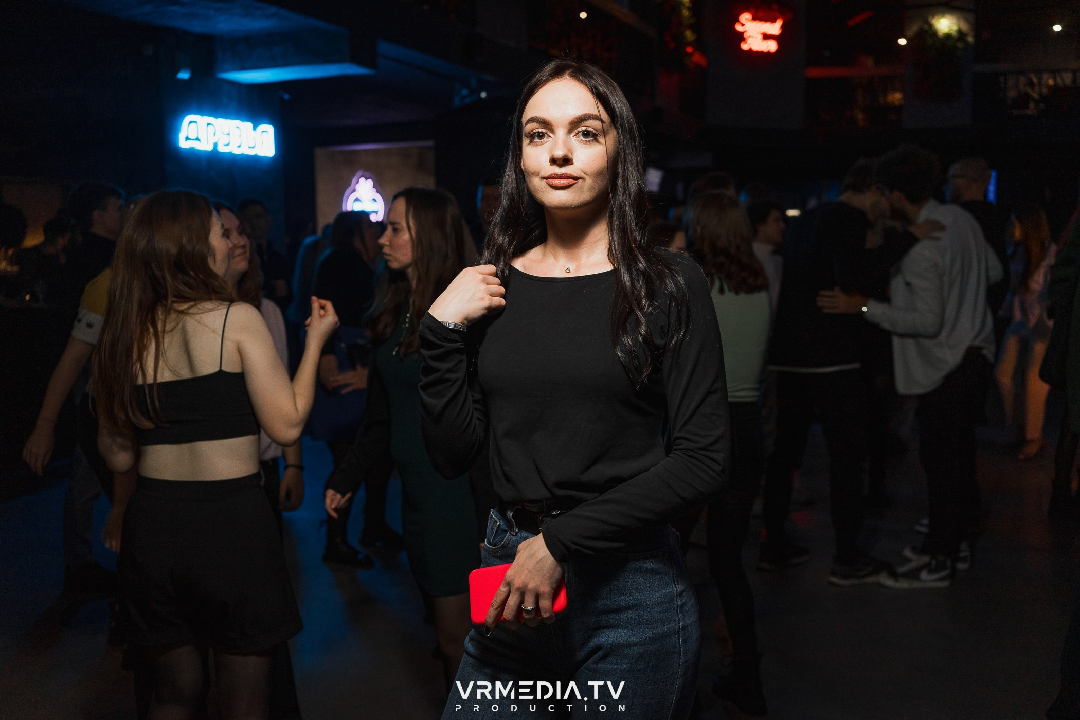 Бумажный дом в баре «Друзья»