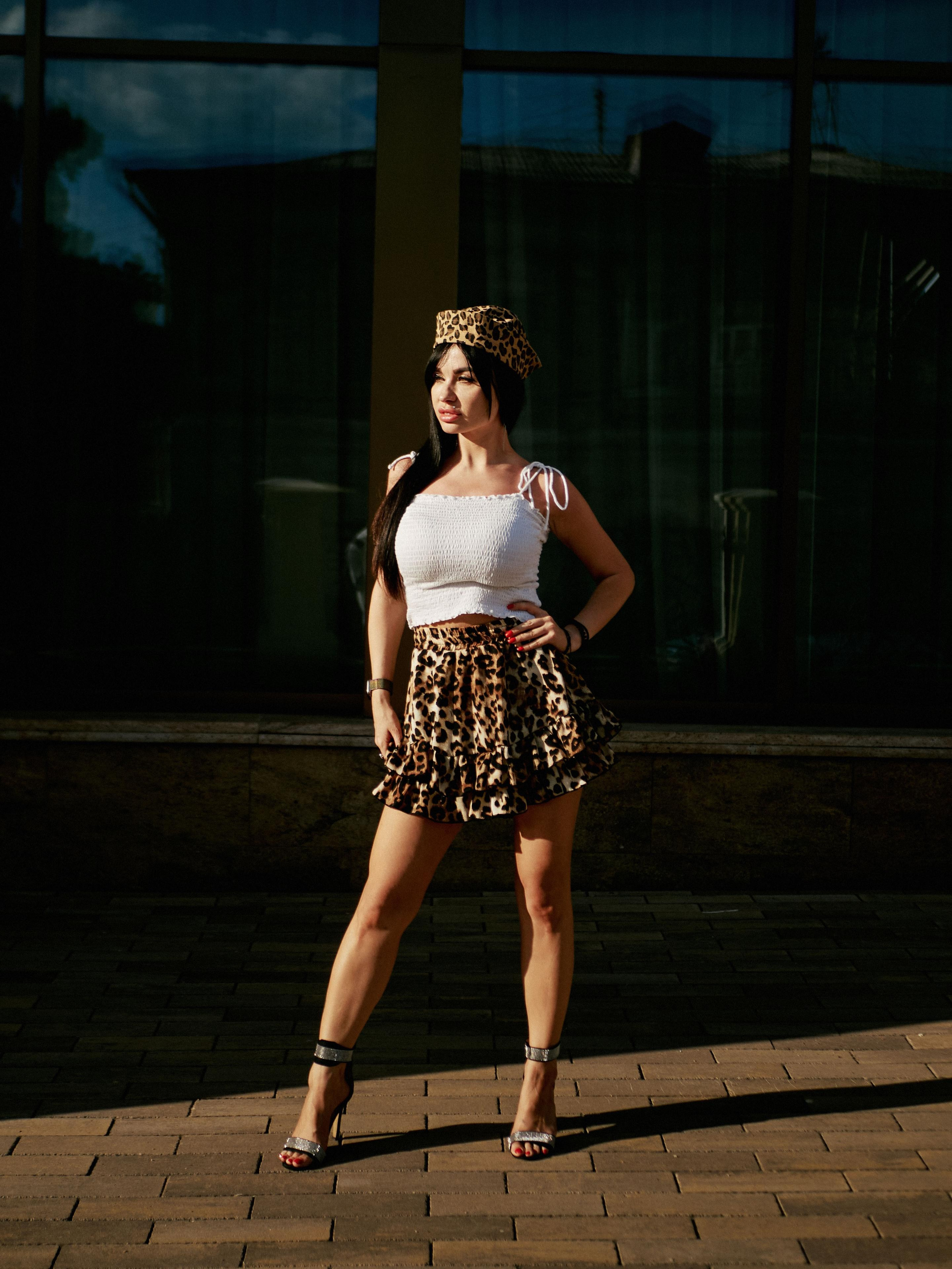 Девушка в леопардовом. Контрастный снимок.