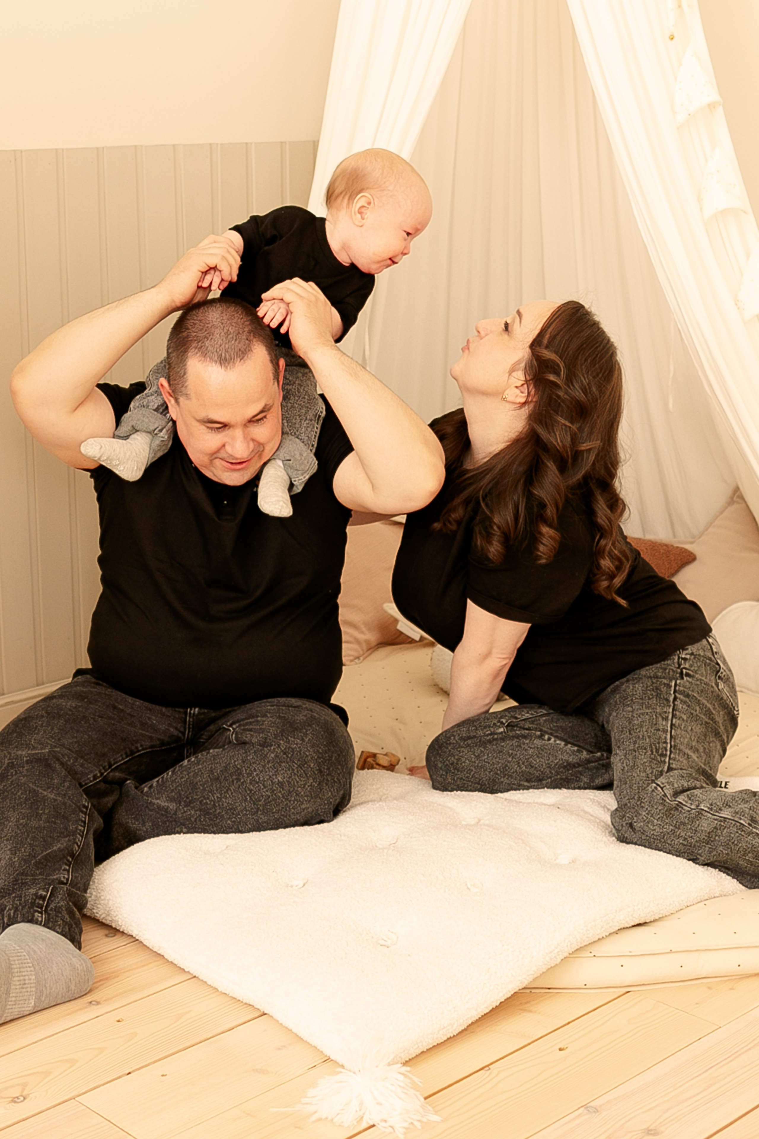 Тимуру 1 годик. Семейный фотограф Фотосессия беременности  Екатеринбург Елена Луткова