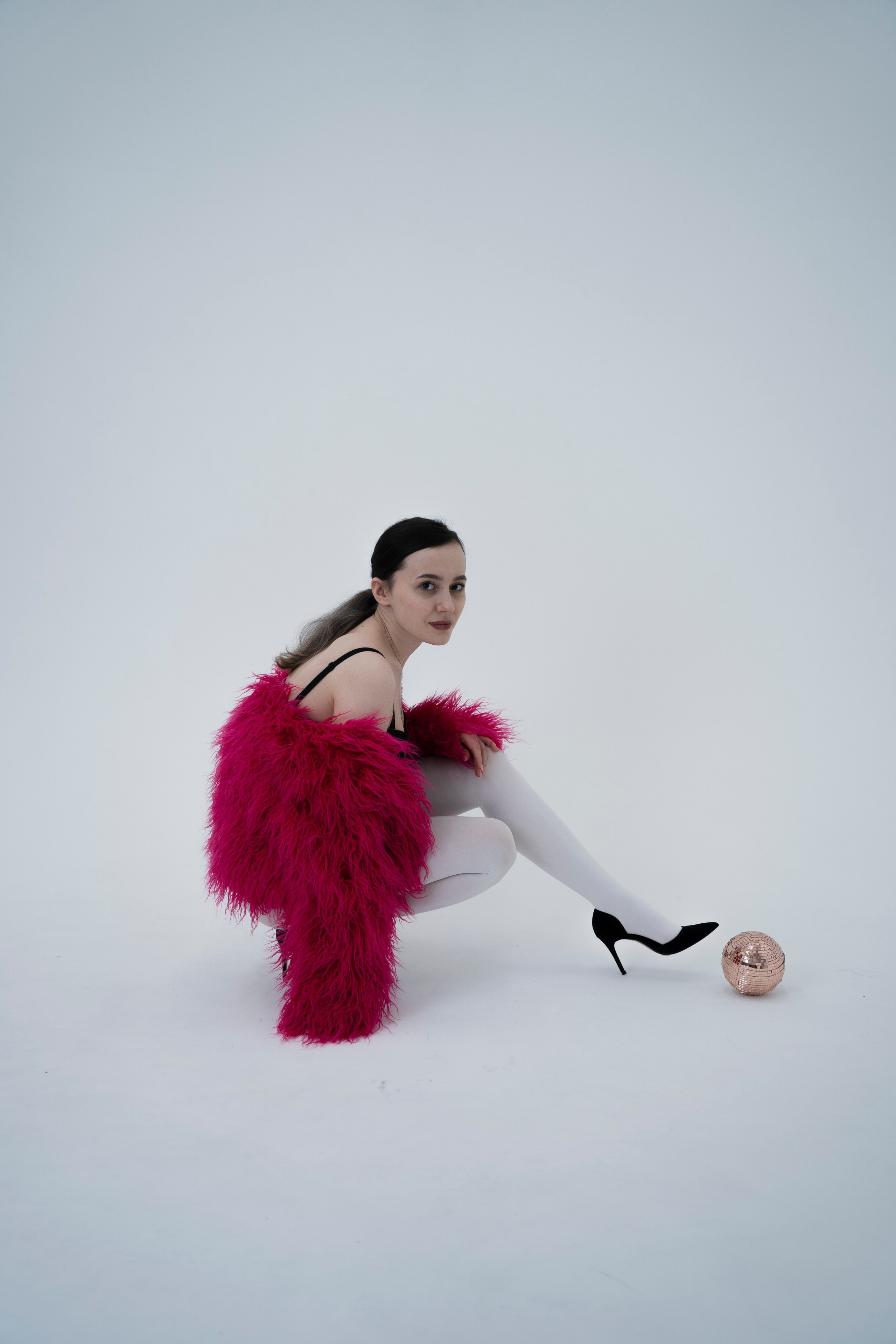 ДЕВОЧКА НА ШАРЕ. Главная